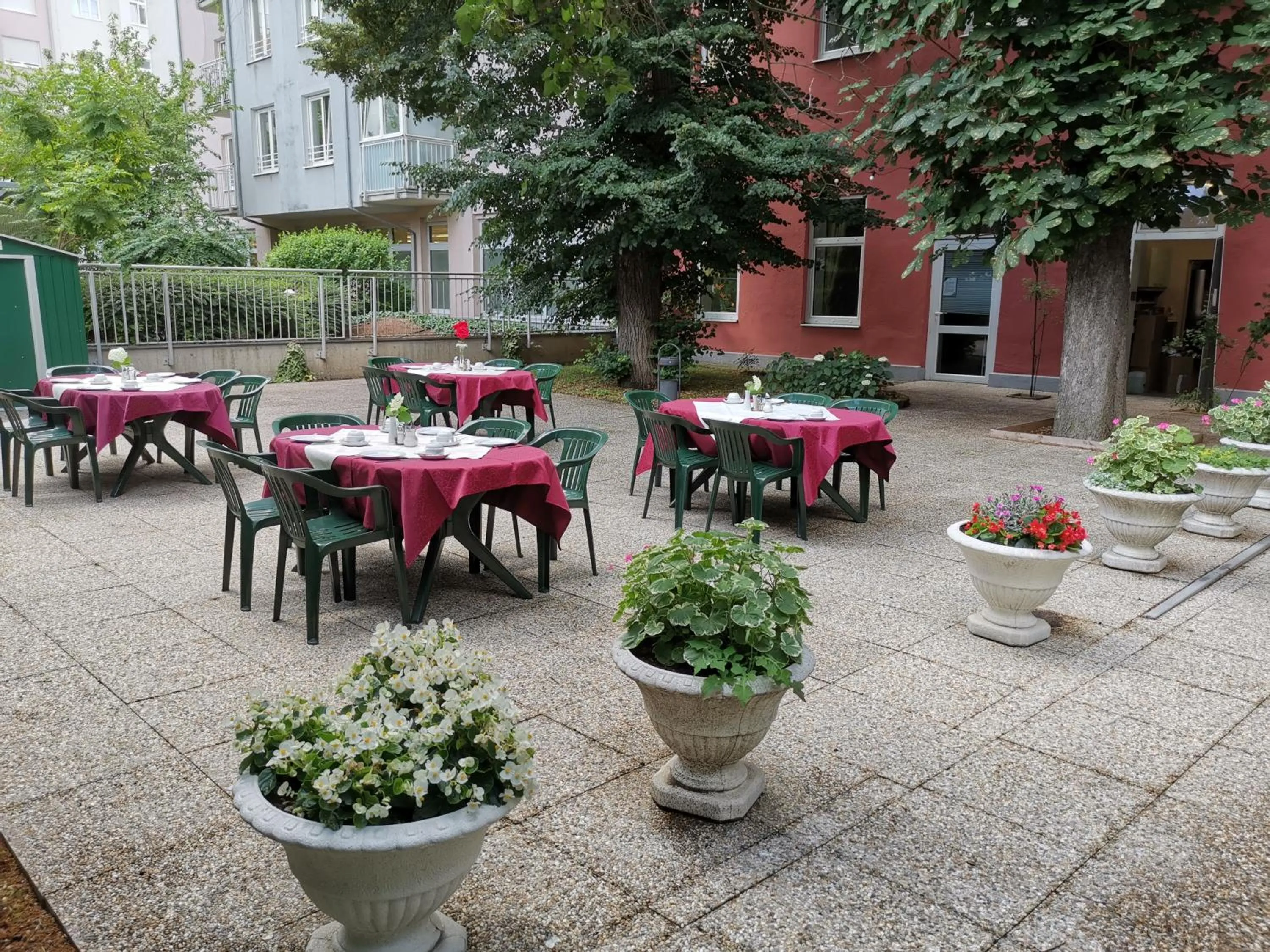 Buffet breakfast in Garten- und Kunsthotel Gabriel City