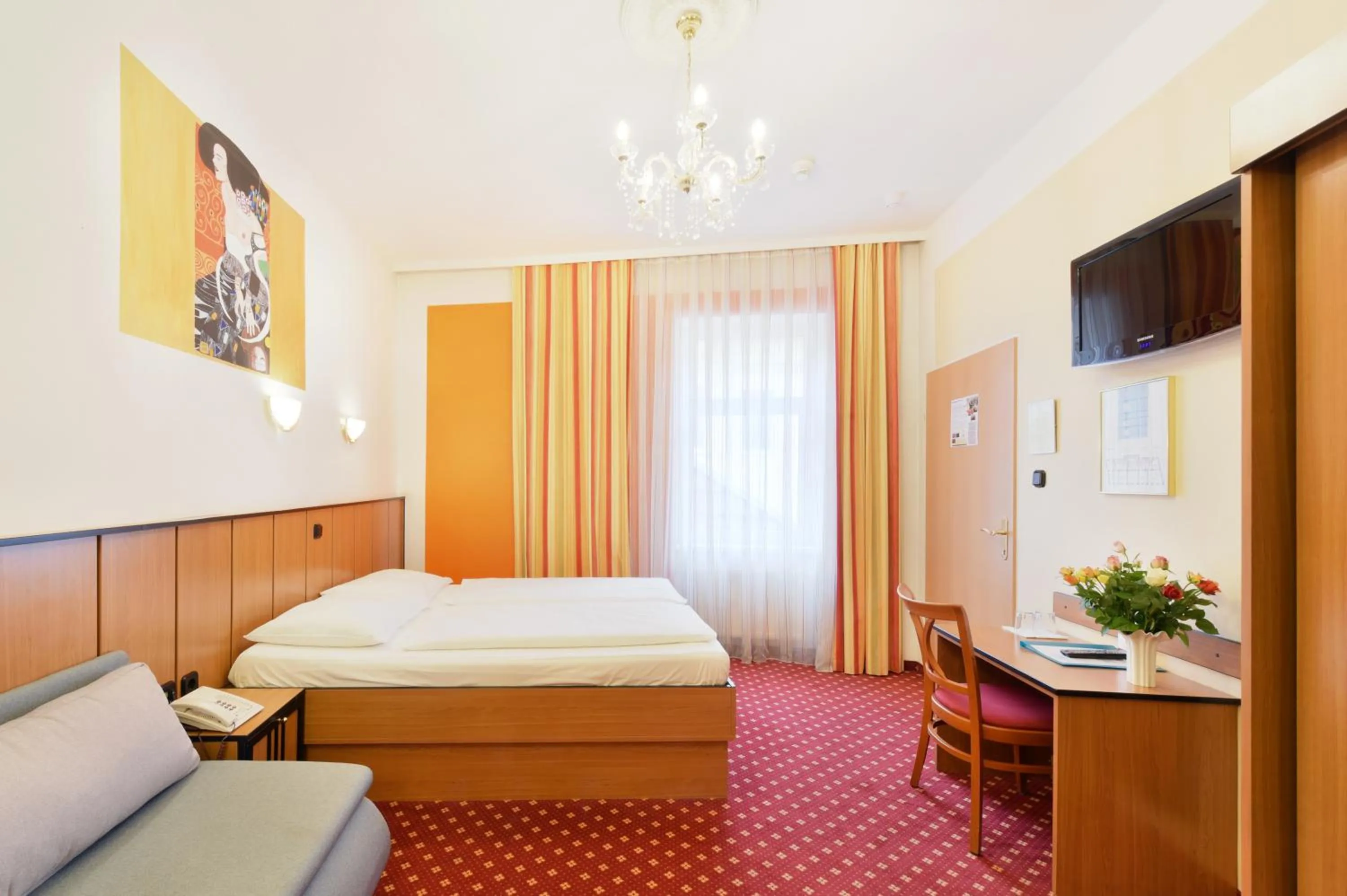 Photo of the whole room, Bed in Garten- und Kunsthotel Gabriel City