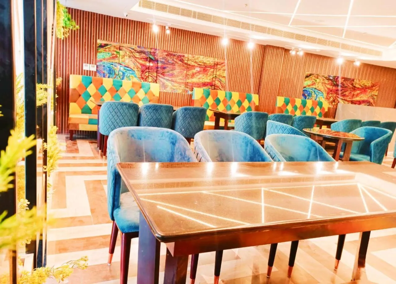 Restaurant/places to eat in Clarks Inn Express, Jammu