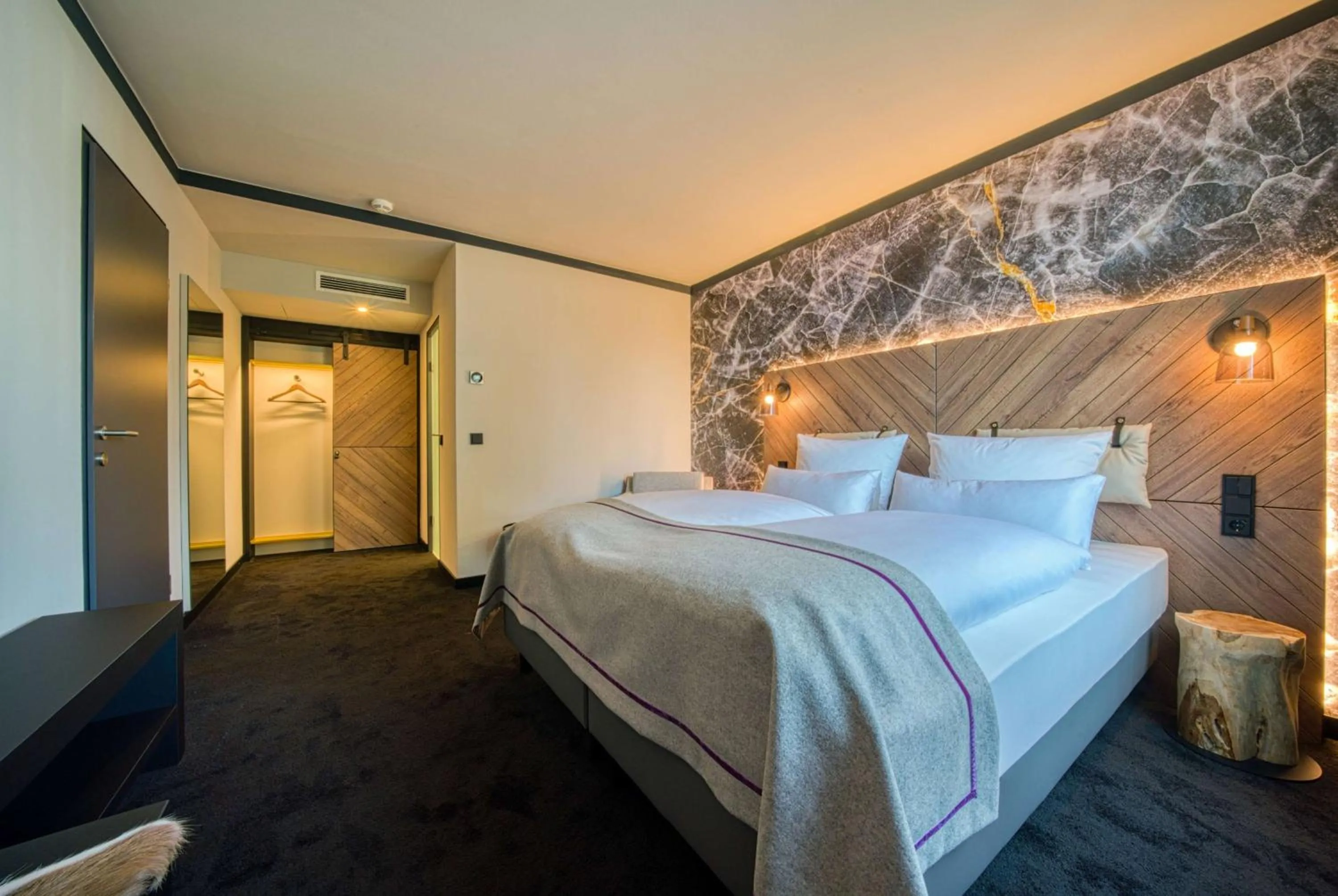 Photo of the whole room, Bed in FourSide Hotel Salzburg Messe, Trademark Collection by Wyndham