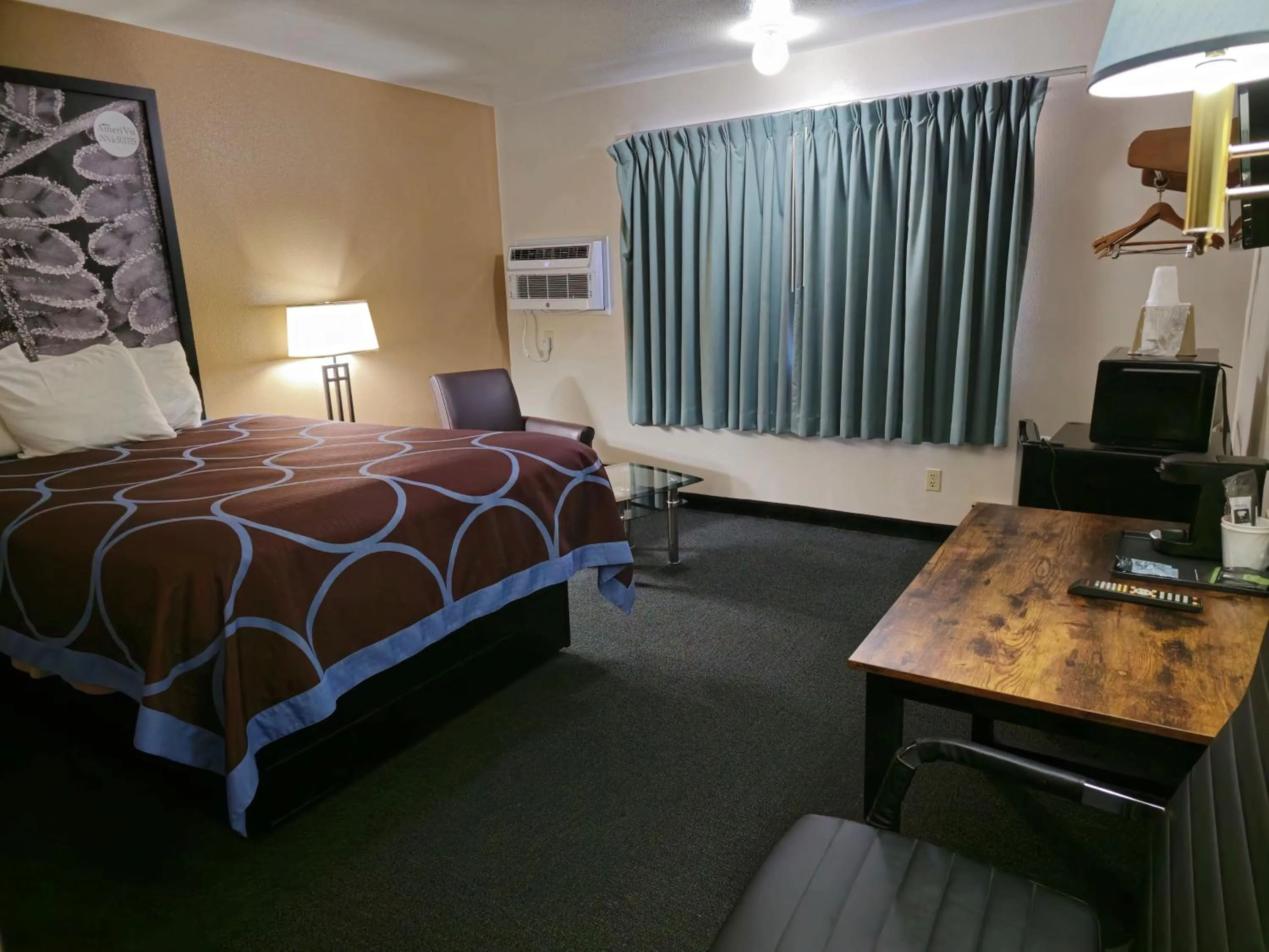 Bedroom, Bed in AmeriVu Inn and Suites Shawano WI