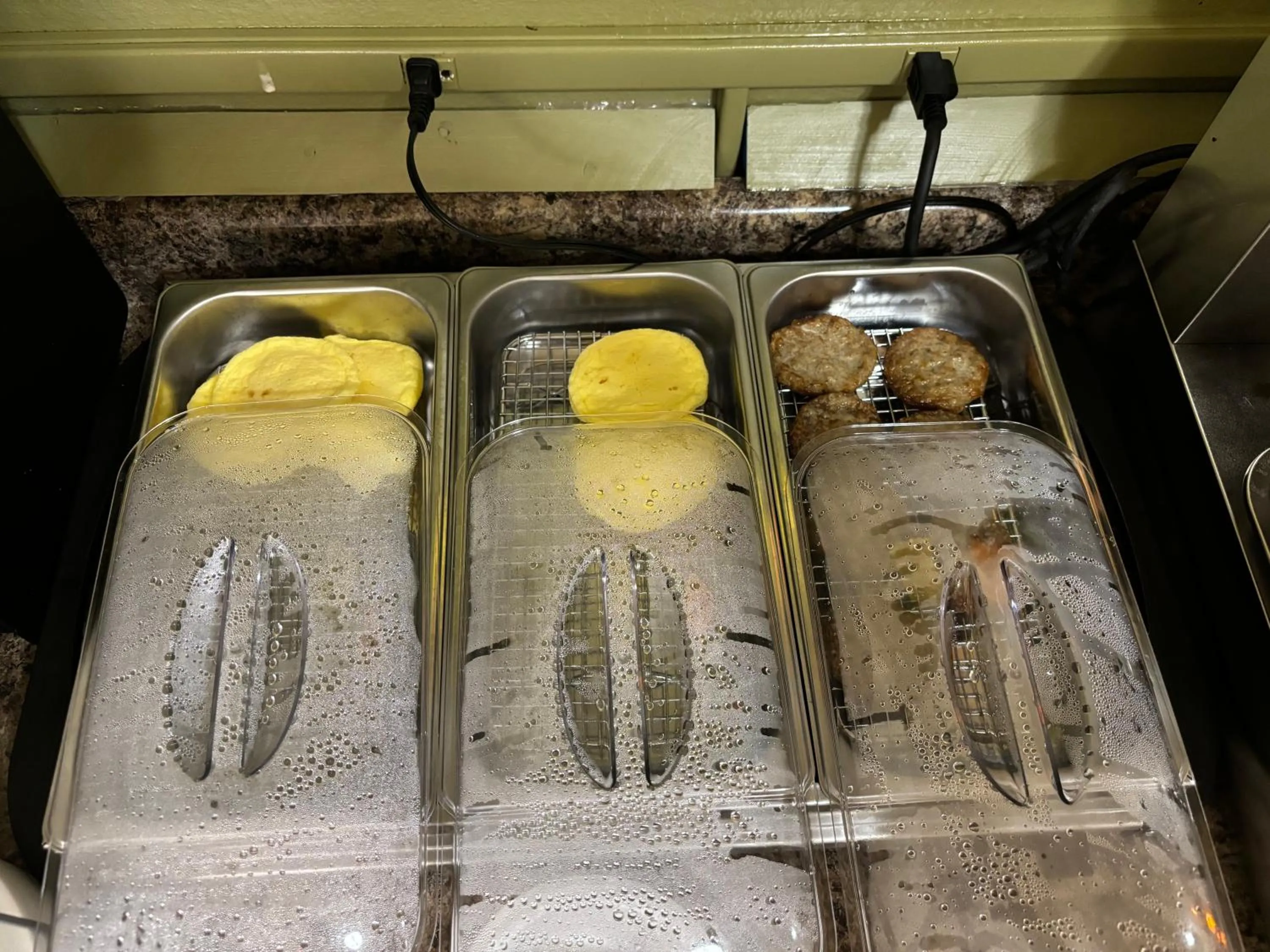 Breakfast in AmeriVu Inn and Suites Shawano WI