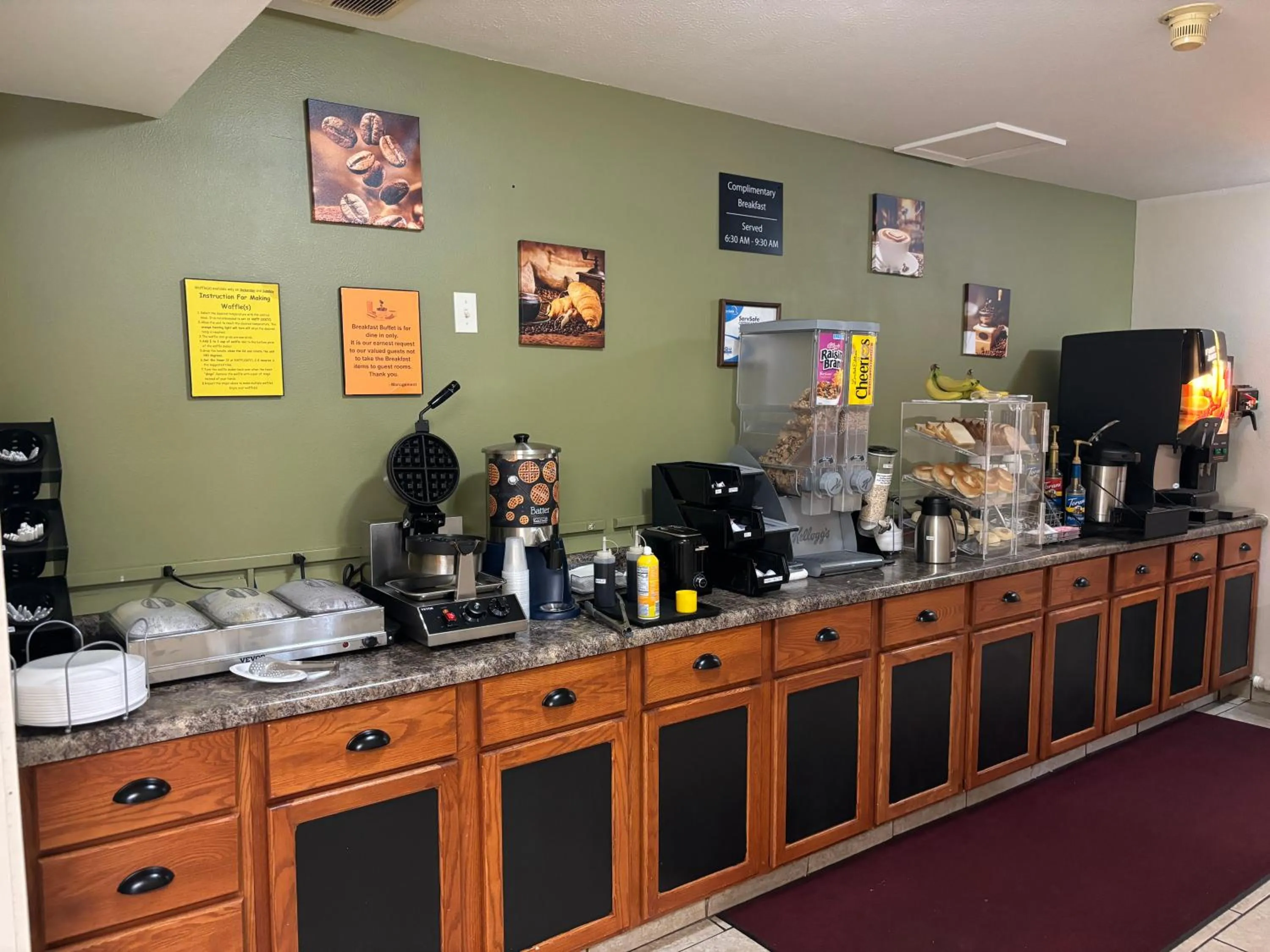 Breakfast in AmeriVu Inn and Suites Shawano WI