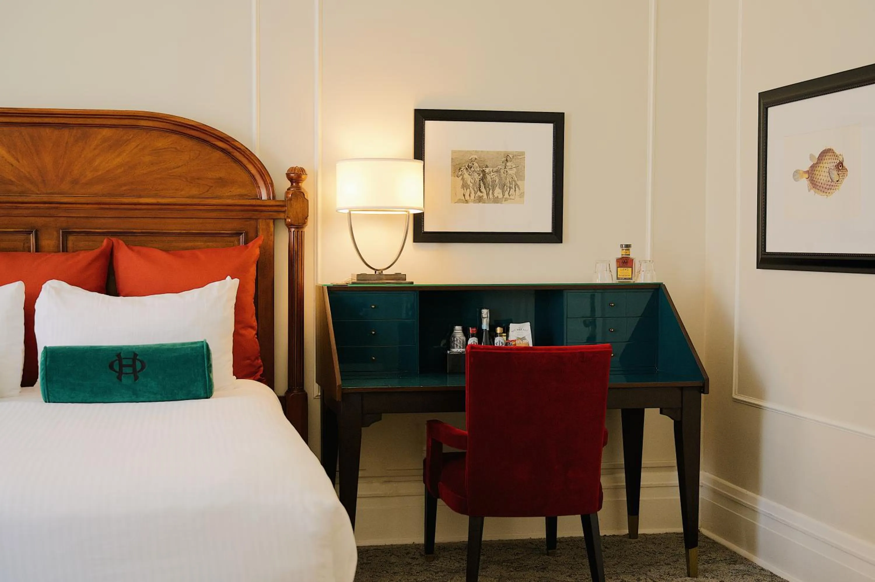 Seating area, Bed in The Oxford Hotel