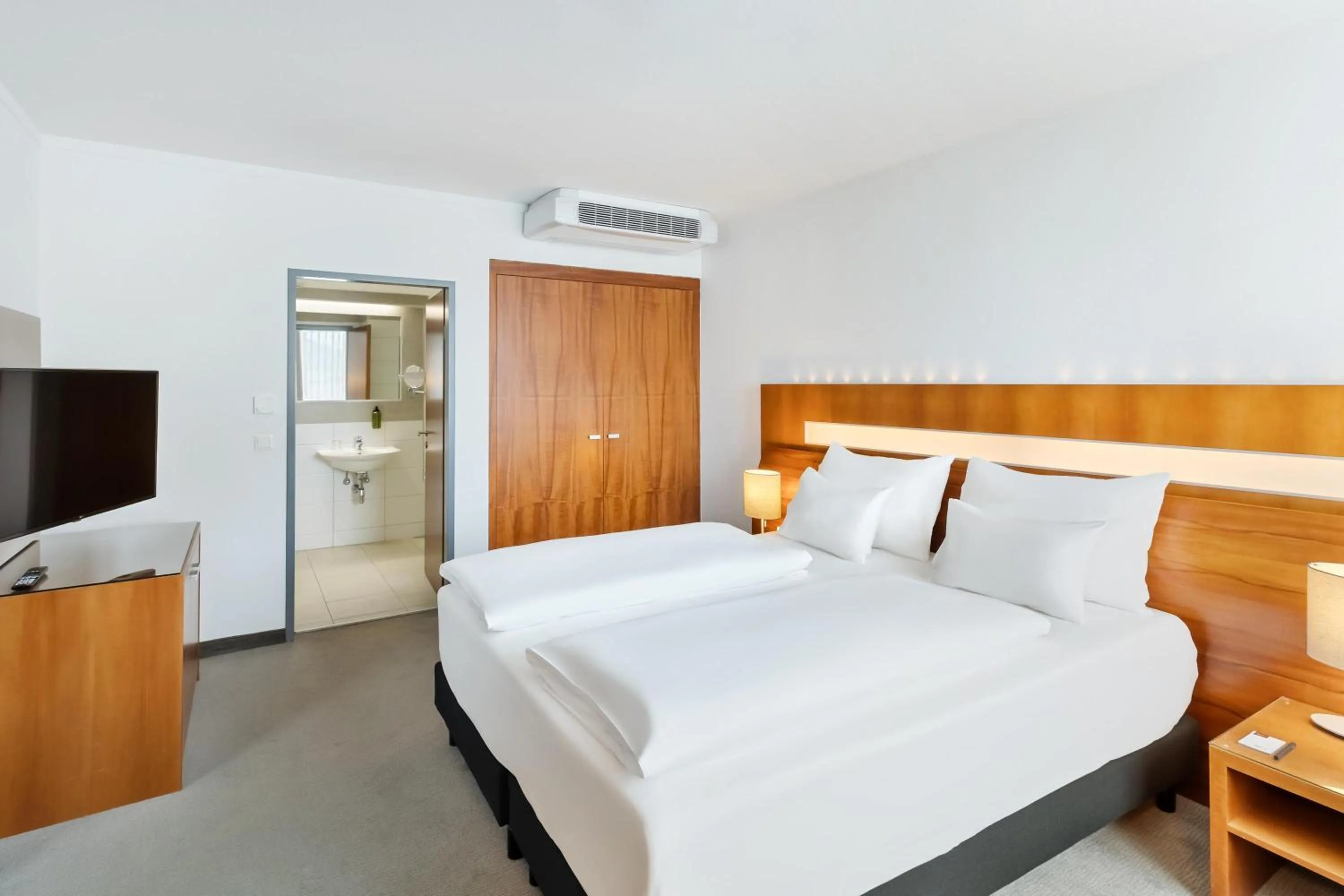 Photo of the whole room, Bed in Austria Trend Hotel Europa Graz Hauptbahnhof