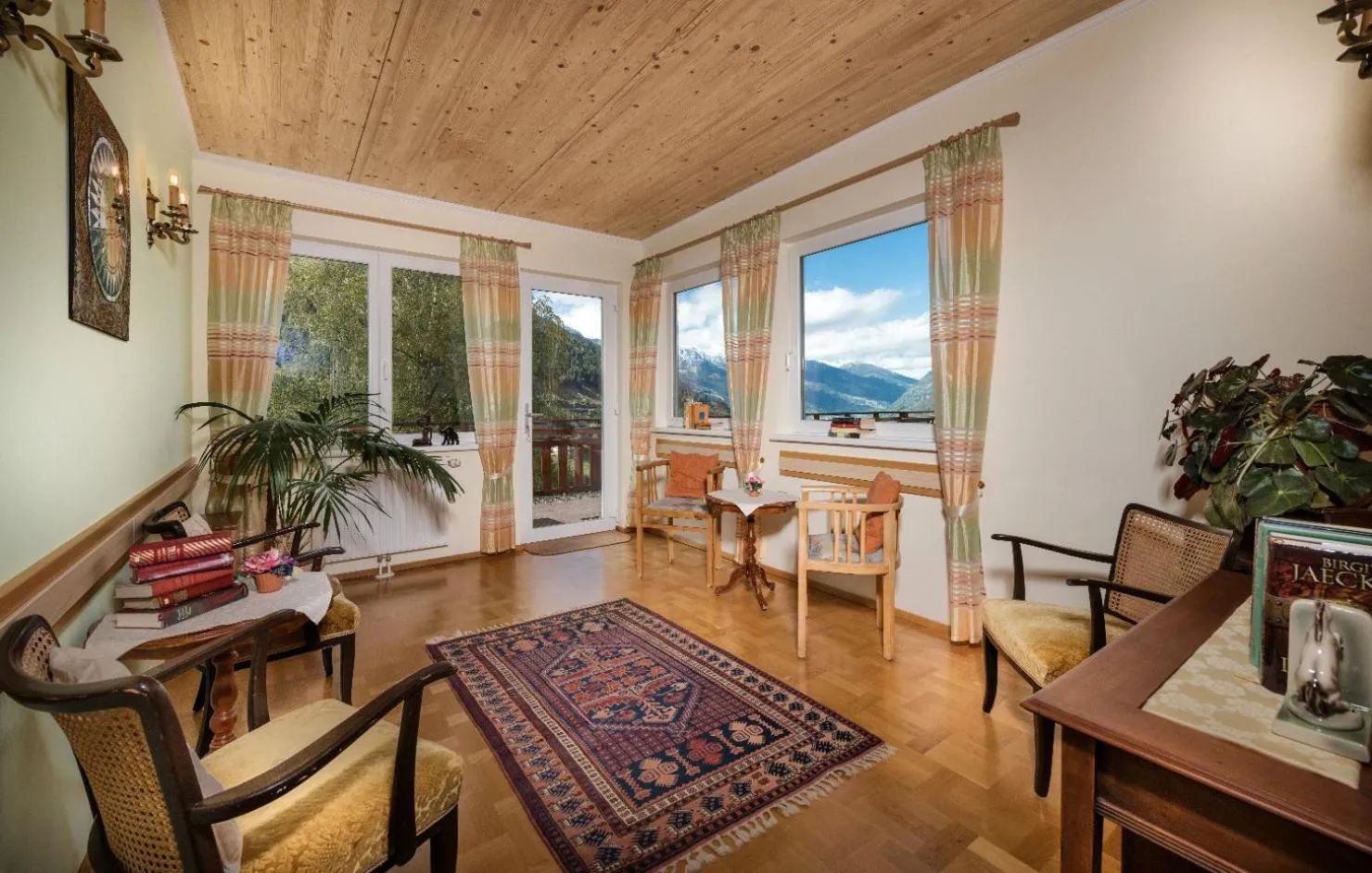 Communal lounge/ TV room in Hotel Alpenblick