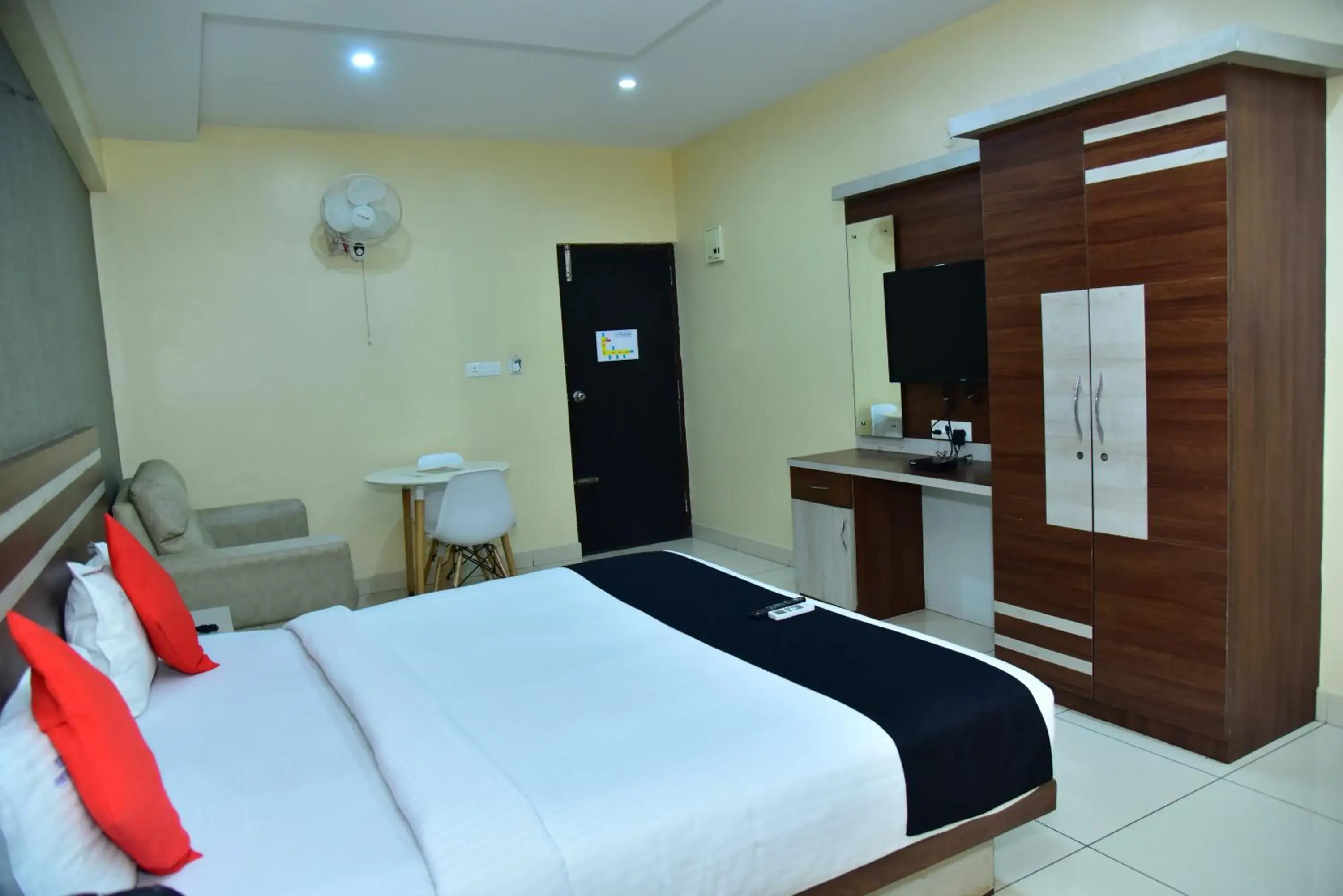 Deluxe Double Room - single occupancy in hotel fortune suites Deluxe Double Room - single occupancy in hotel fortune suites