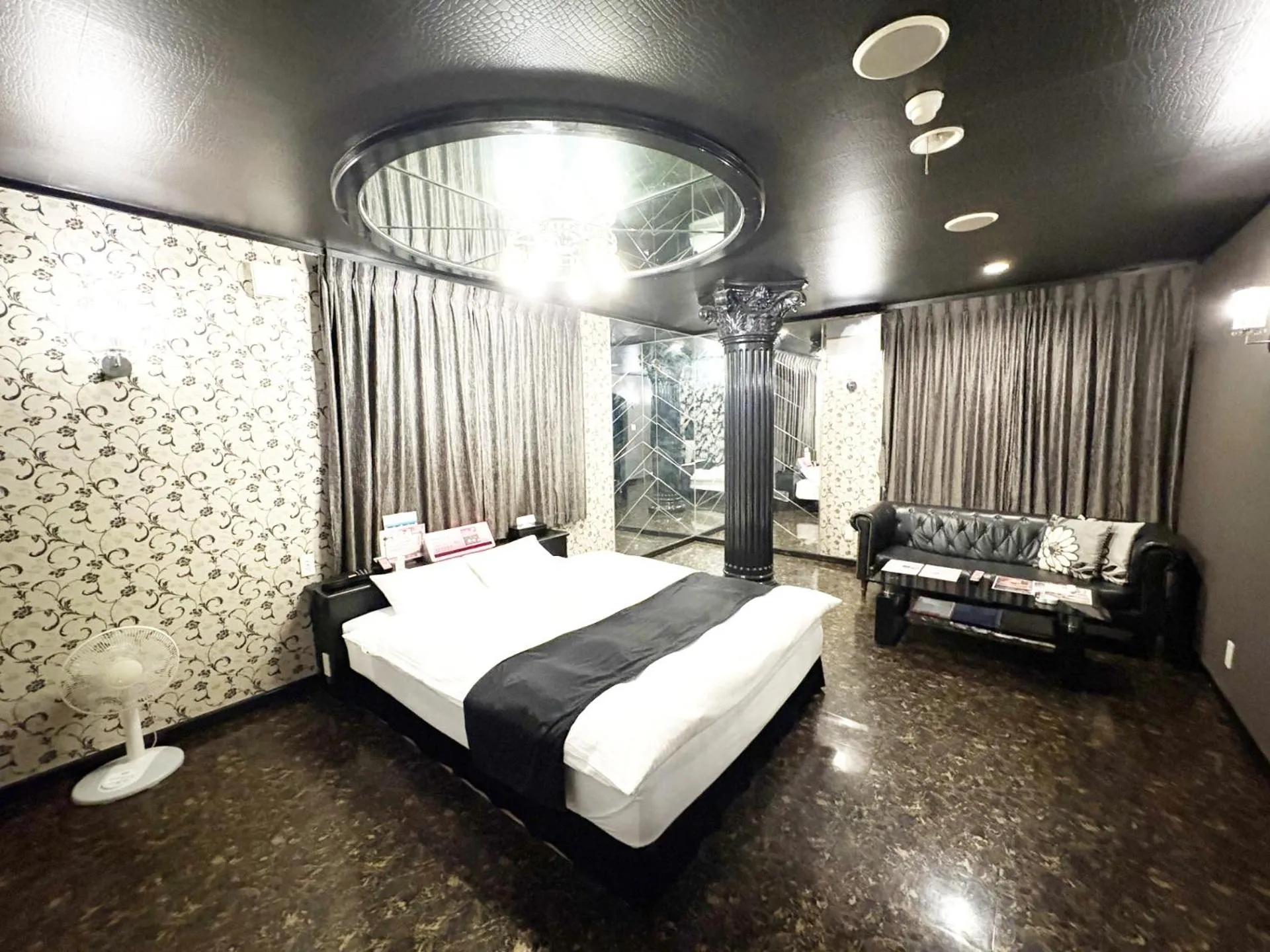 Bedroom, Bed in Wink