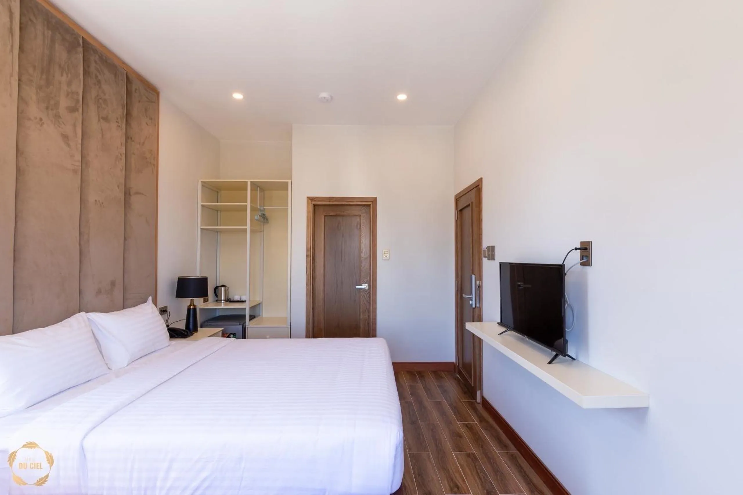 TV and multimedia, Bed in Hotel Du Ciel