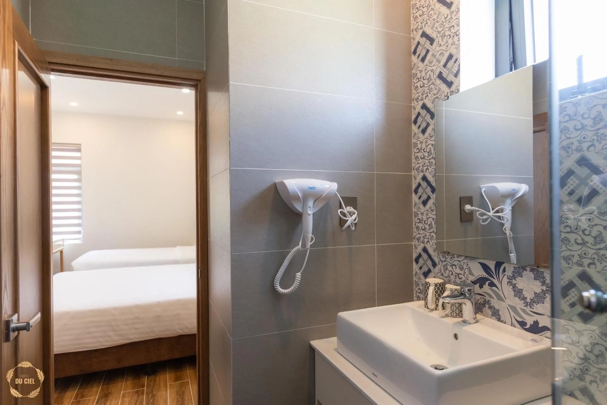 Toilet, Bed in Hotel Du Ciel