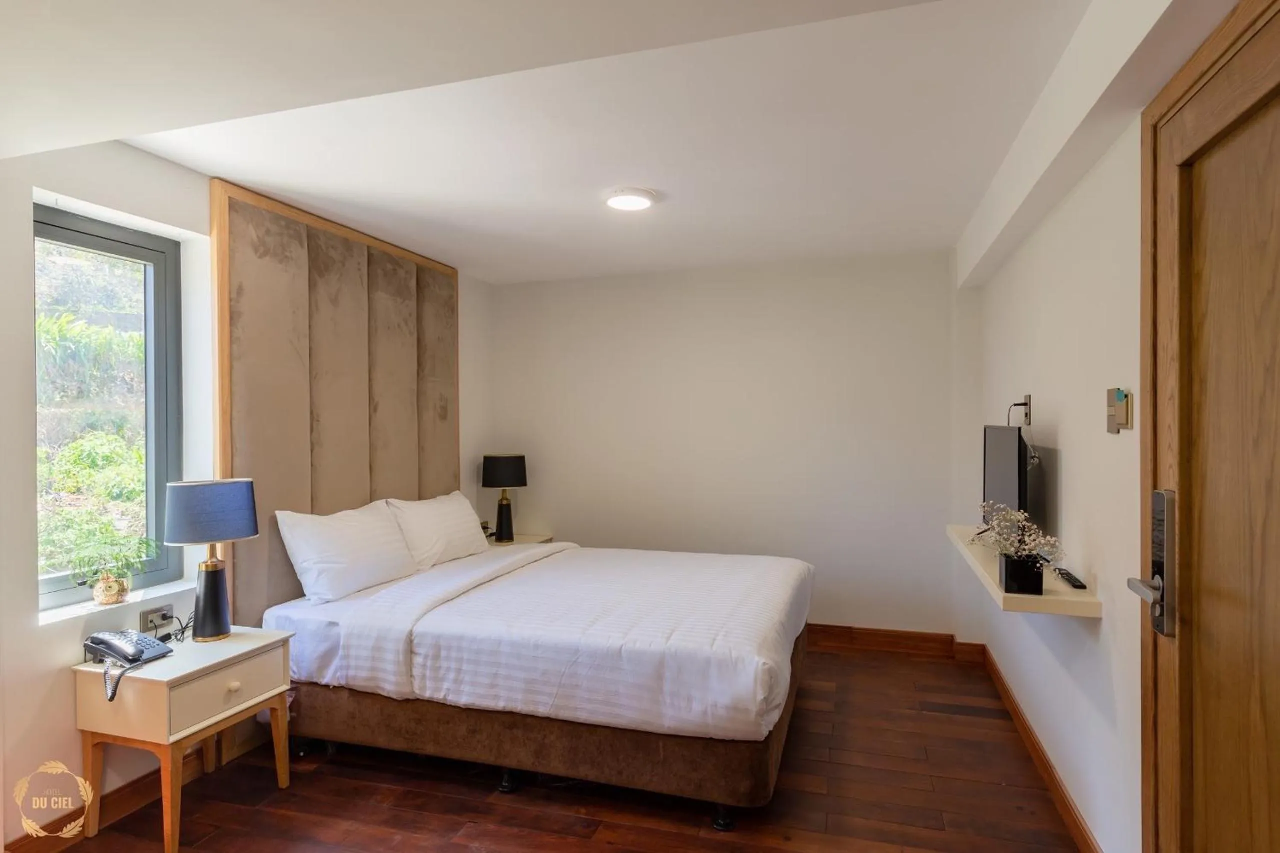 TV and multimedia, Bed in Hotel Du Ciel