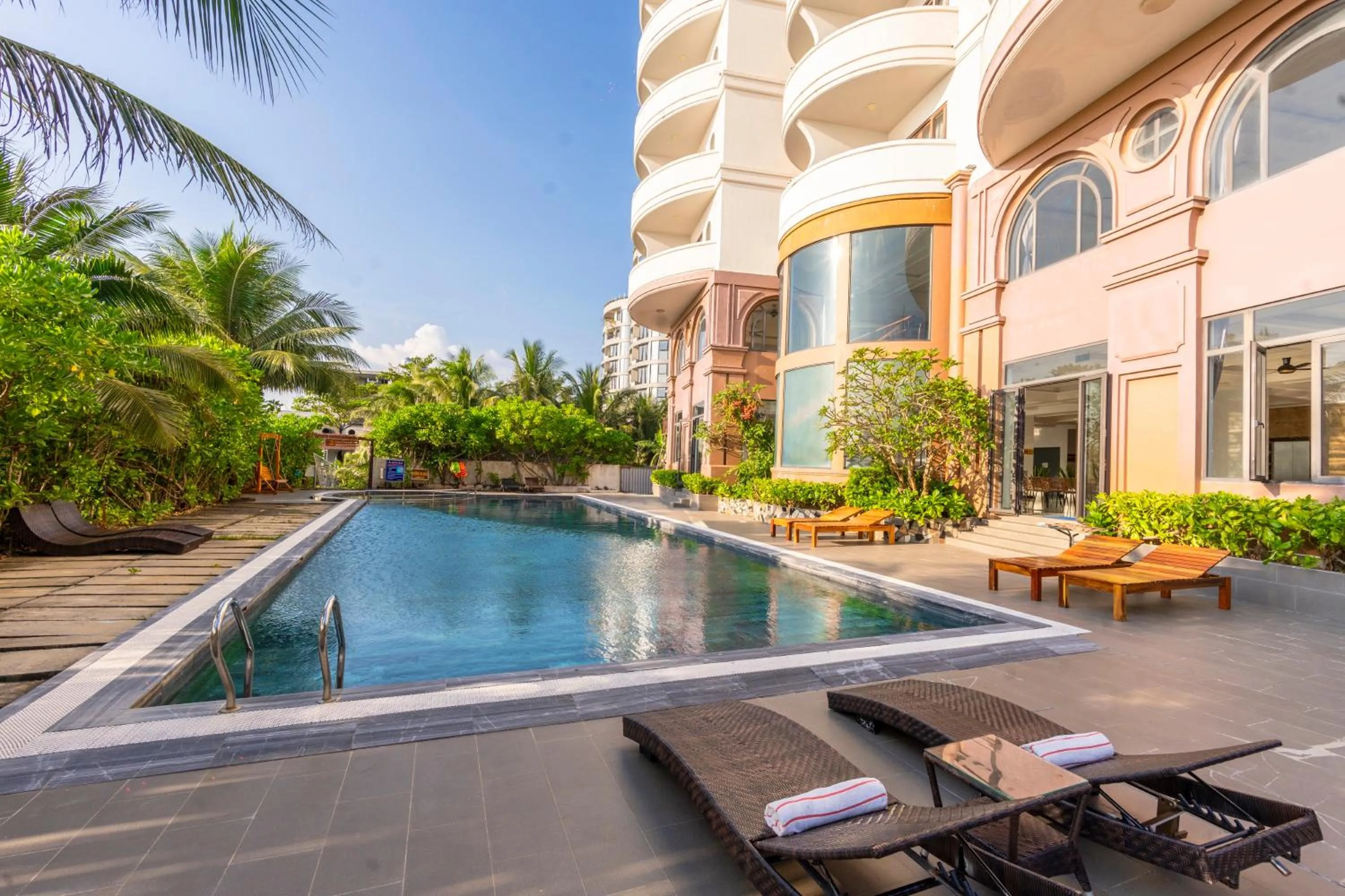 Swimming pool in Maris Beach Hotel Phu Quoc