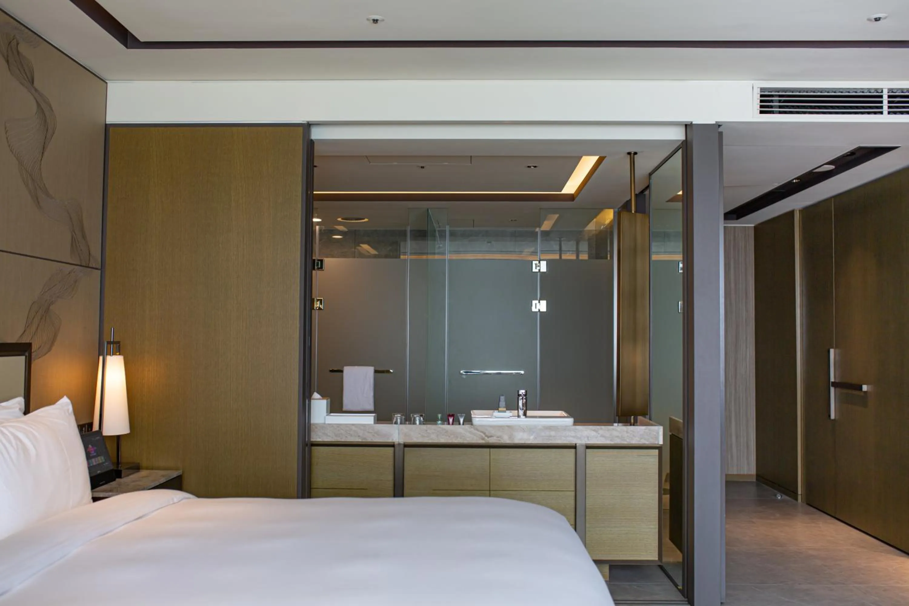 Bathroom, Bed in Daegu Marriott Hotel