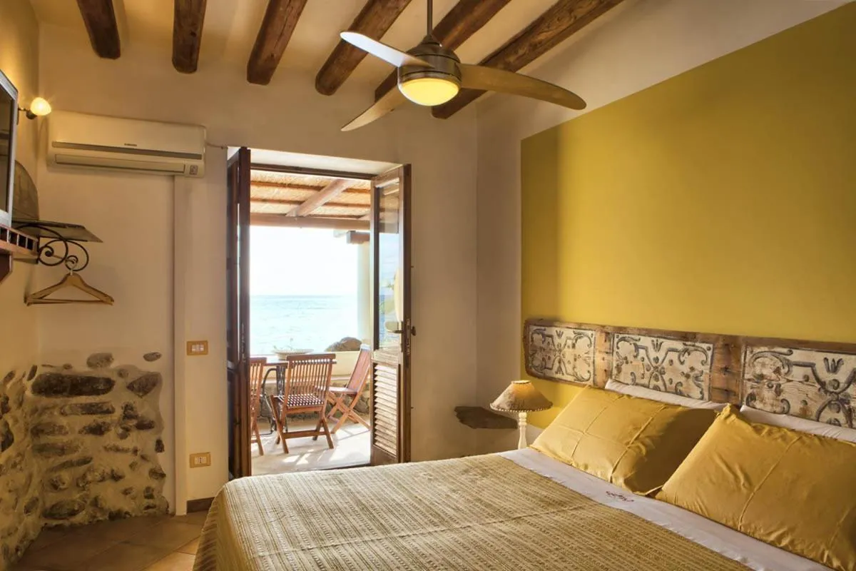 Bedroom, Bed in Case sulla spiaggia di Santa Marina Salina