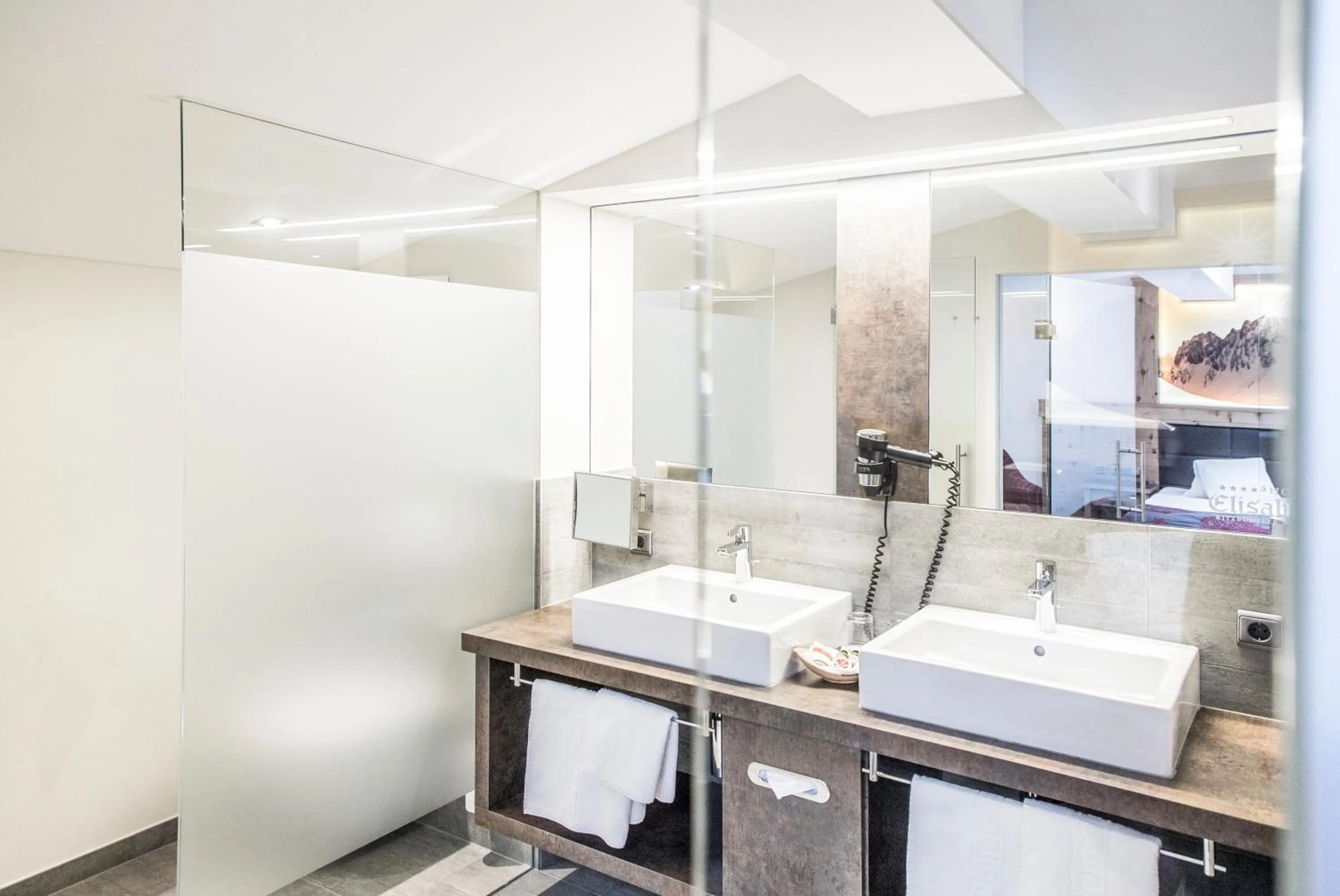 Shower in Hotel Elisabeth, 4 Sterne Superior