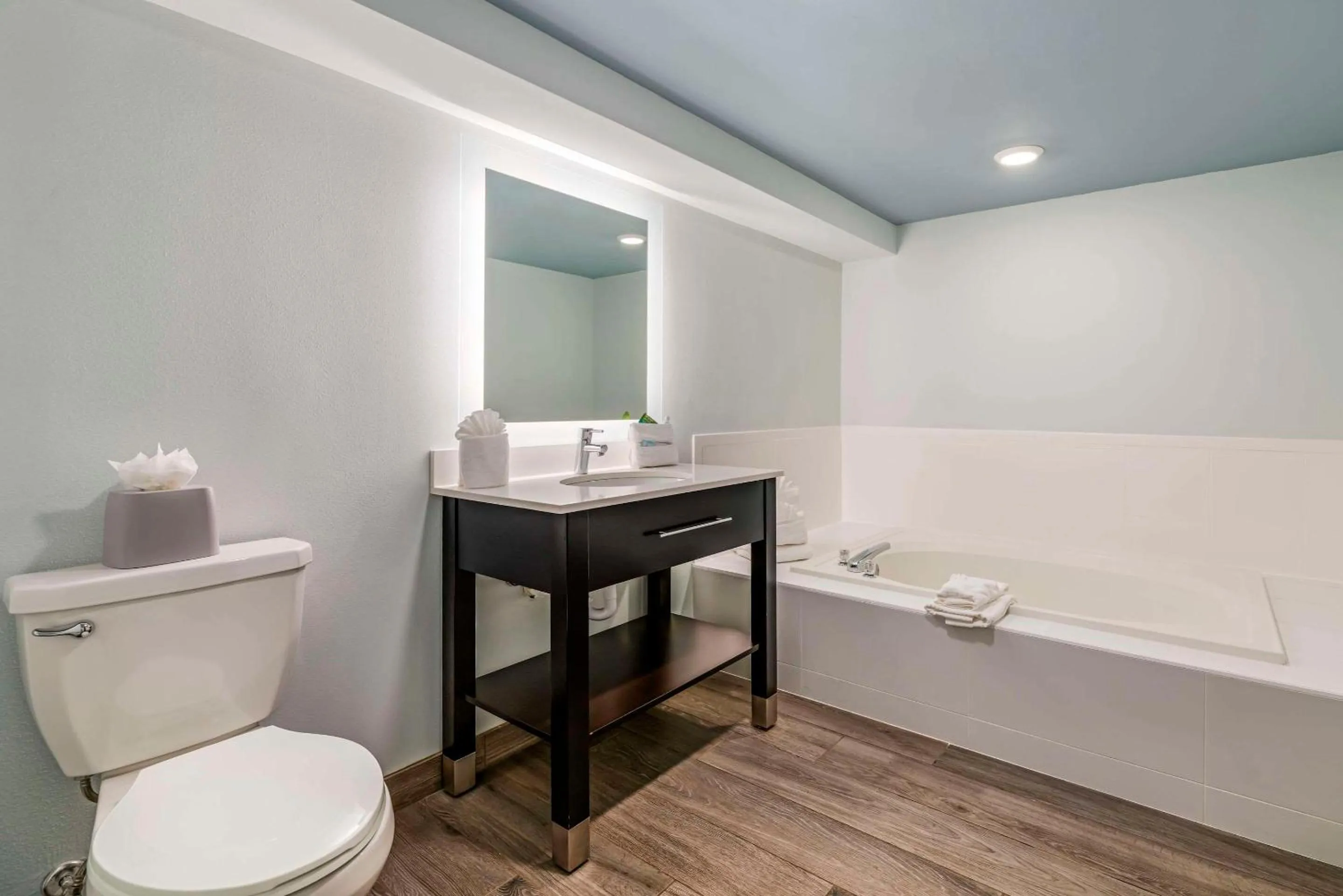 Bedroom in Heidel House Hotel and Conference Center, an Ascend Collection Hotel