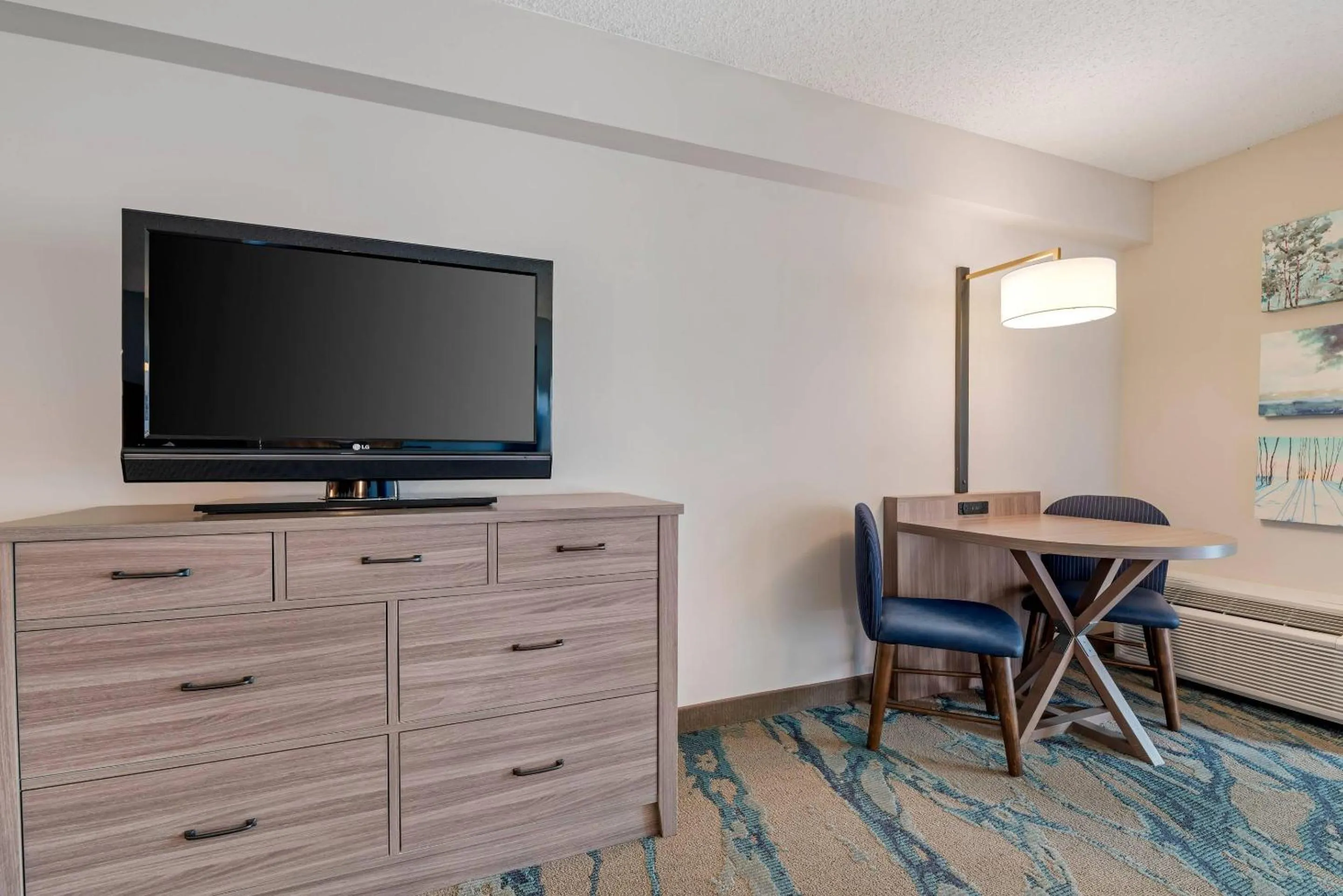 Bedroom in Heidel House Hotel and Conference Center, an Ascend Collection Hotel