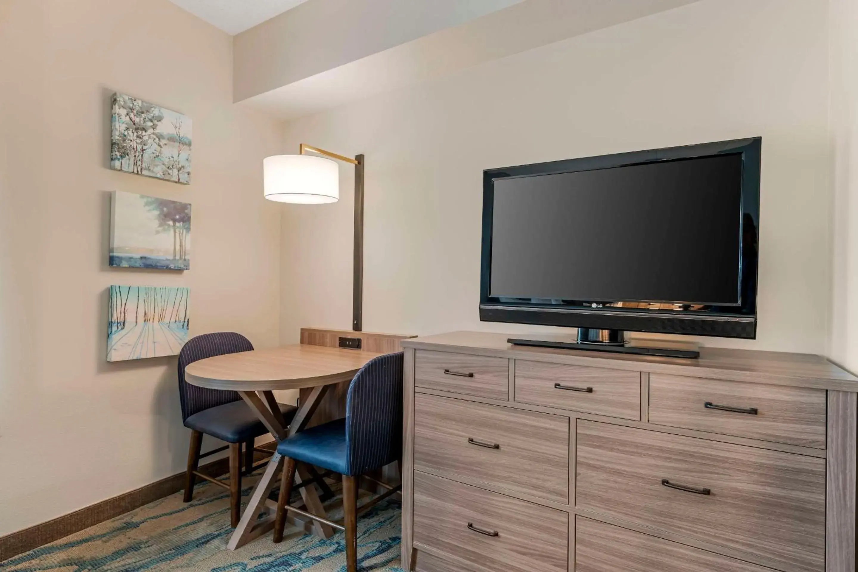 Bedroom in Heidel House Hotel and Conference Center, an Ascend Collection Hotel Bedroom in Heidel House Hotel and Conference Center, an Ascend Collection Hotel