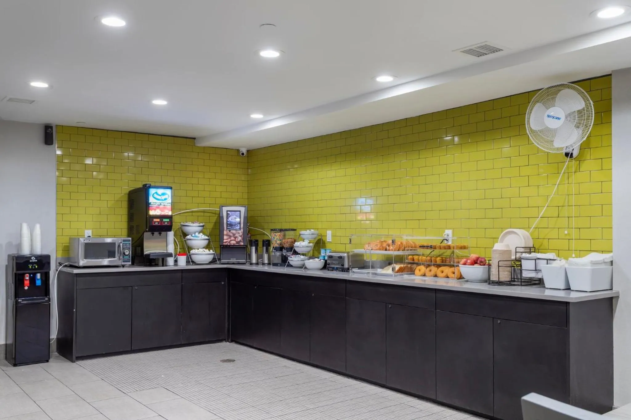 Breakfast in Red Roof PLUS Brooklyn - Flatbush Ave