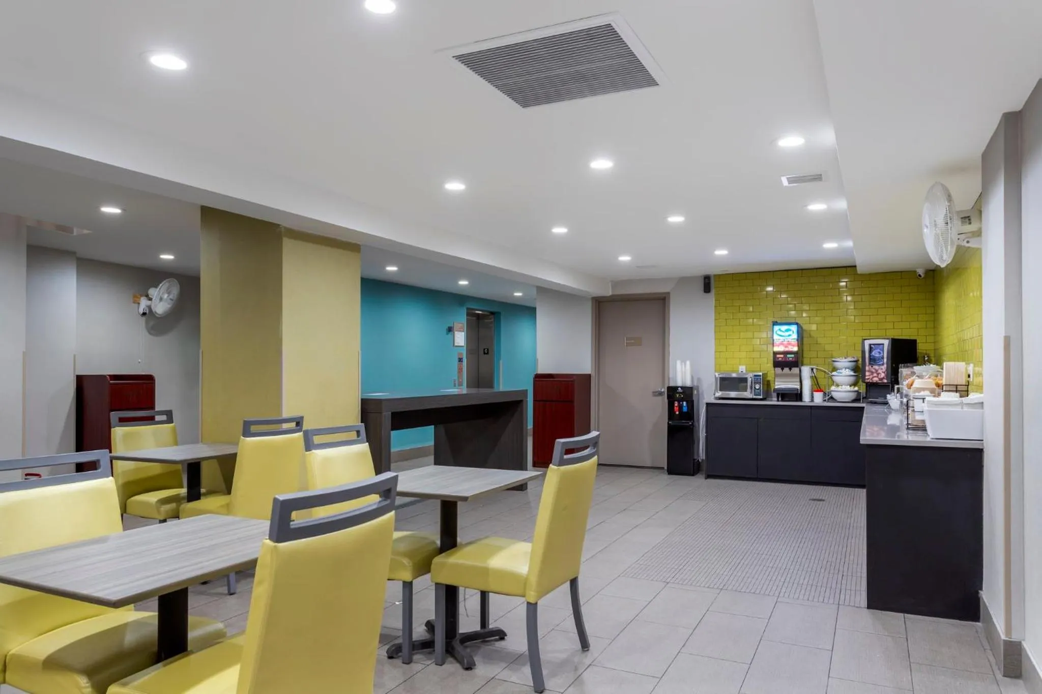 Breakfast in Red Roof PLUS Brooklyn - Flatbush Ave