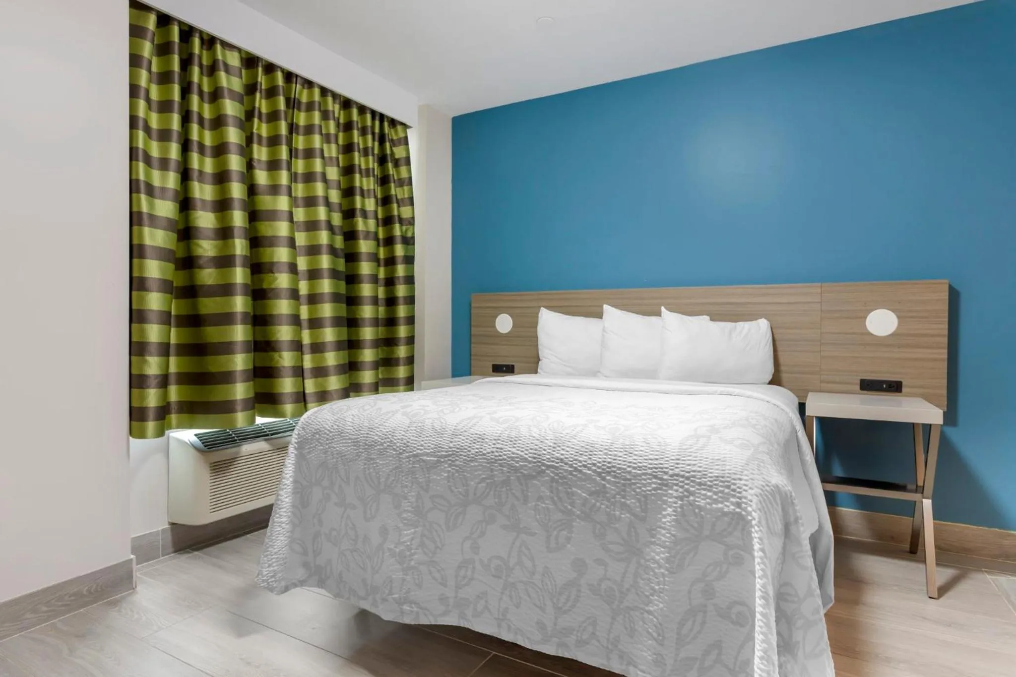 Photo of the whole room, Bed in Red Roof PLUS Brooklyn - Flatbush Ave