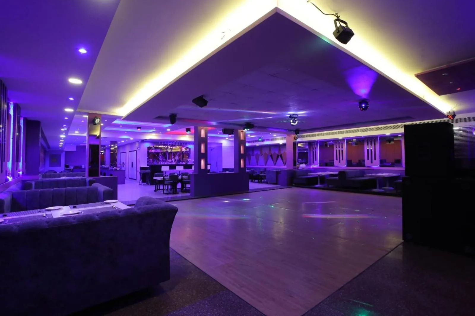 Restaurant/places to eat in Hotel Adityaz