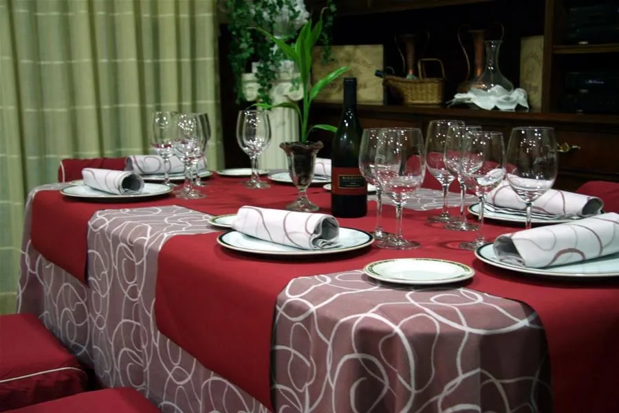 Restaurant/places to eat in Hotel Leyton