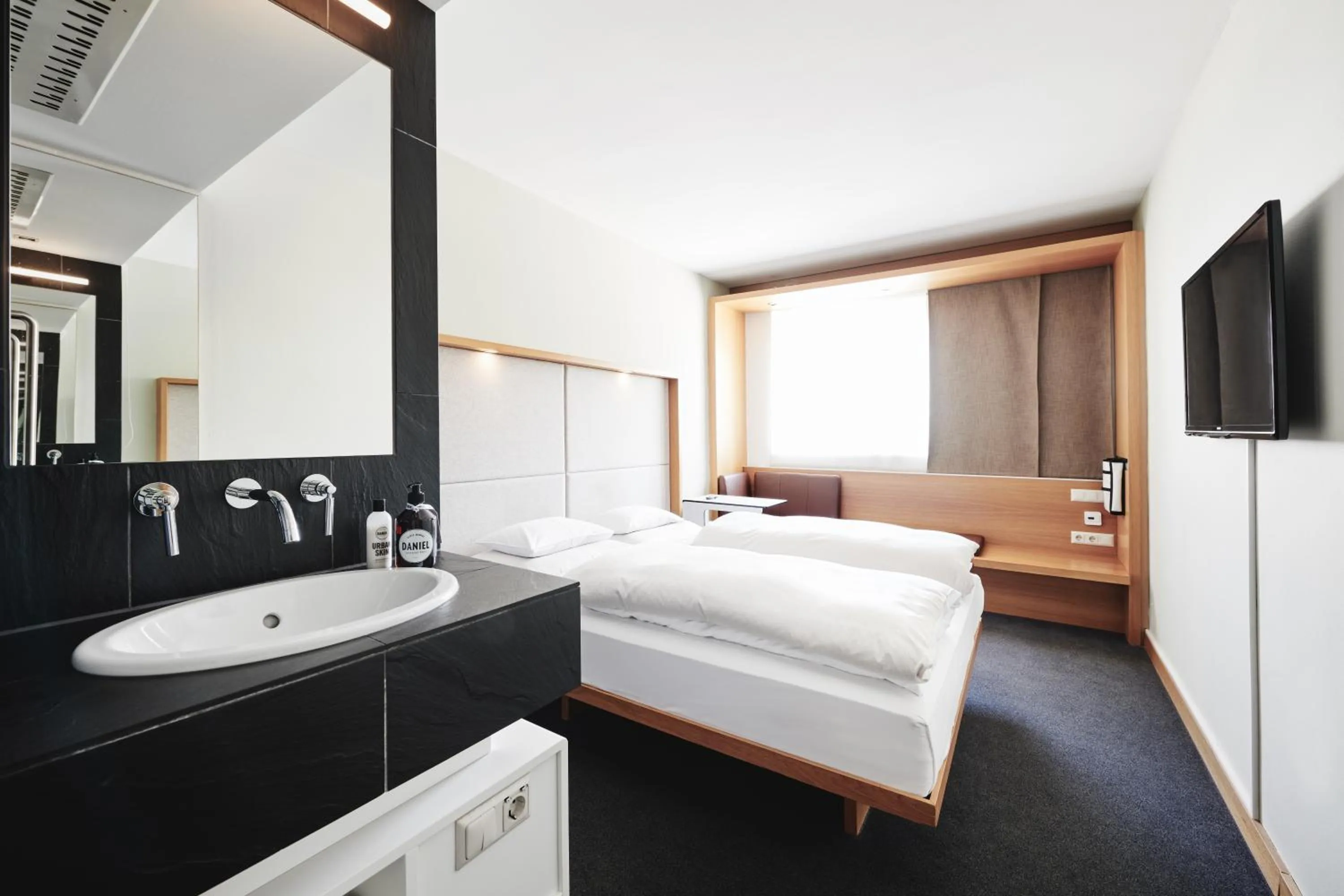 Bathroom, Bed in Hotel Daniel Graz - Smart Lifestyle Near City Centre
