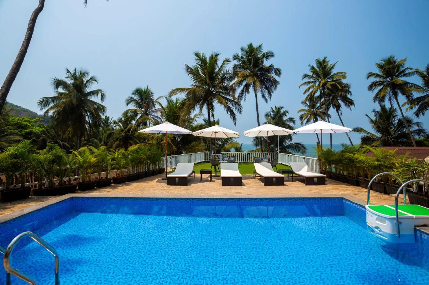 Swimming pool in Stone Wood Beach Resort, Vagator