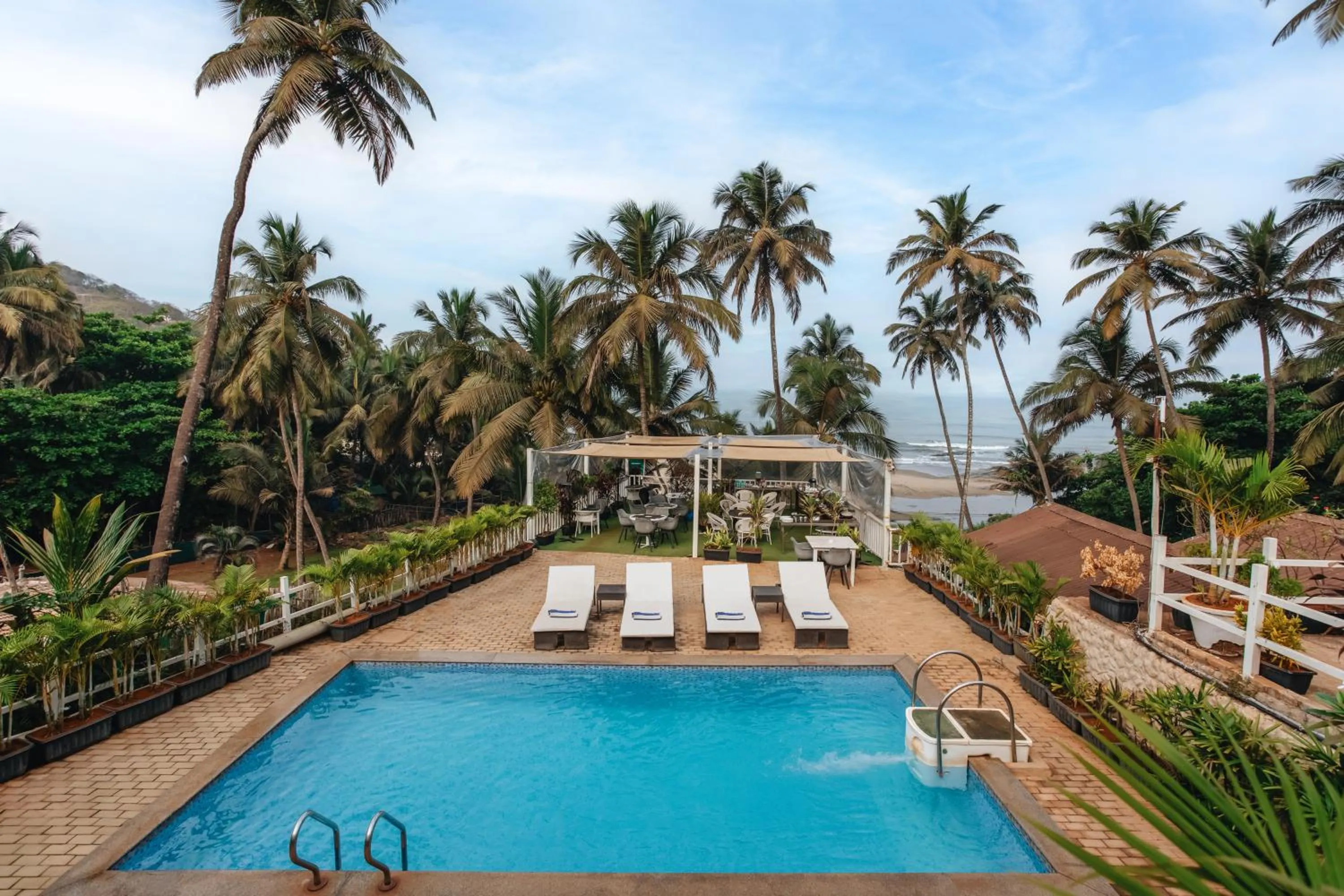 Swimming pool in Stone Wood Beach Resort, Vagator
