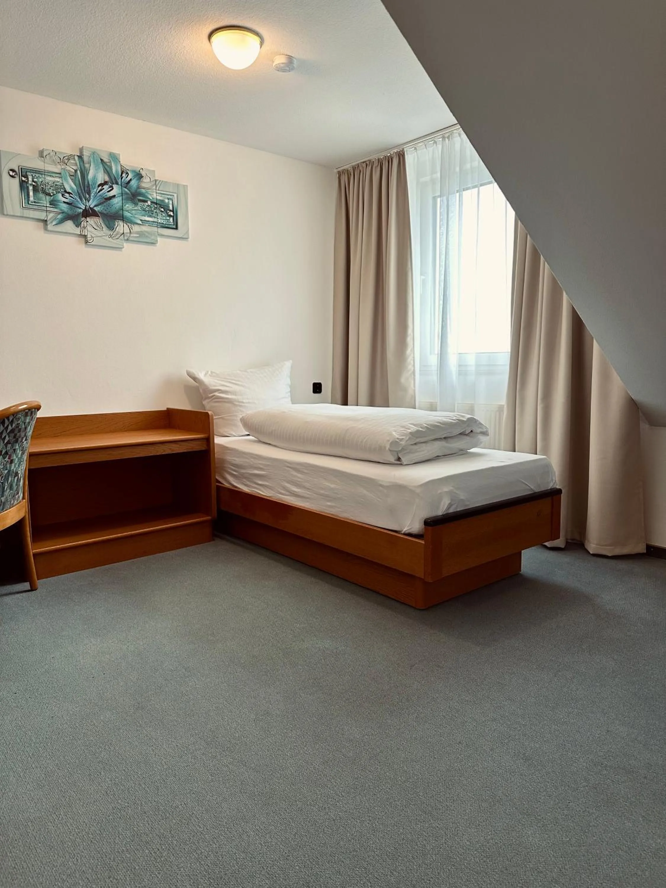 Photo of the whole room, Bed in E&D Hotel Rodgau