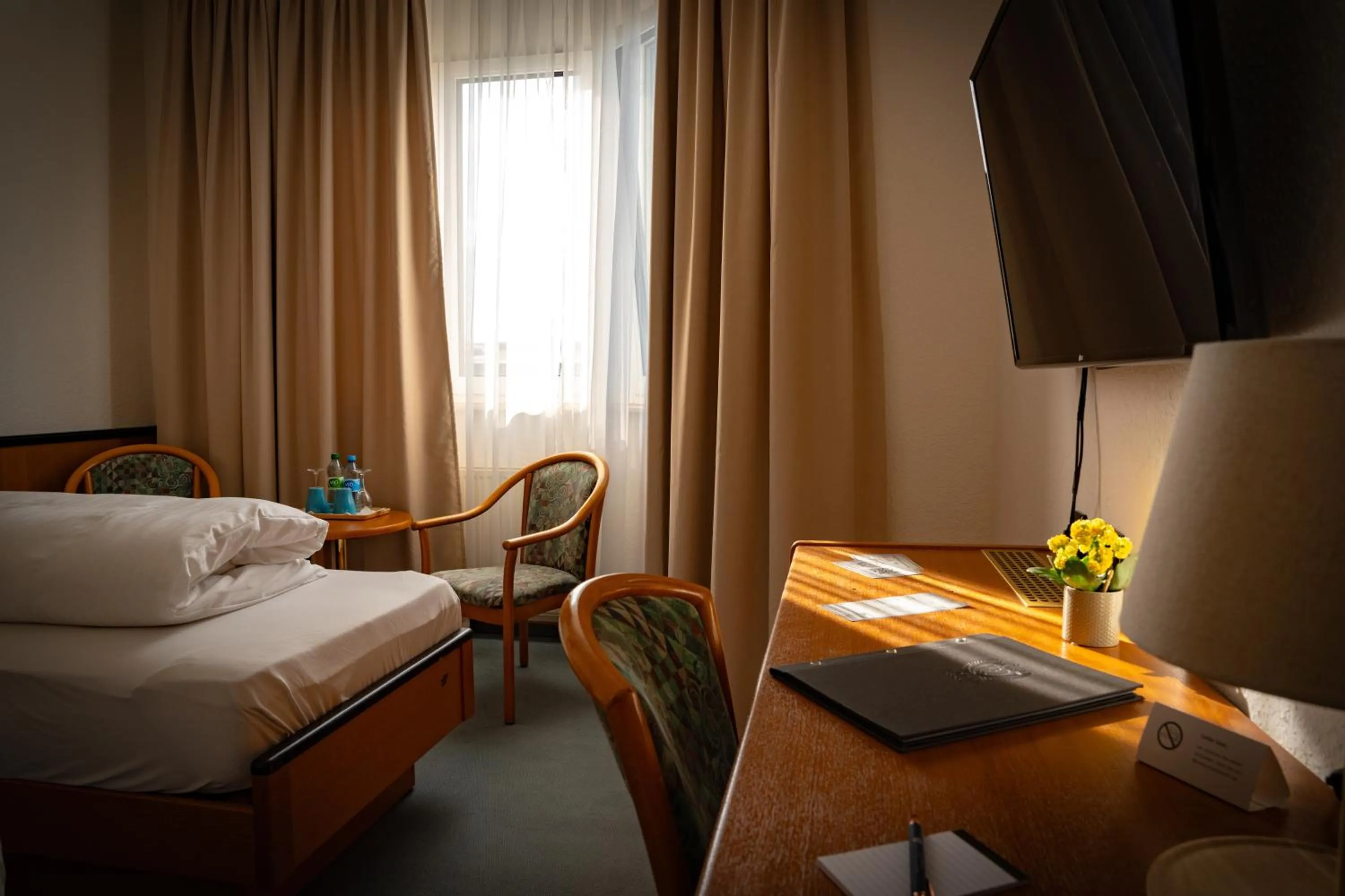Photo of the whole room, Bed in E&D Hotel Rodgau