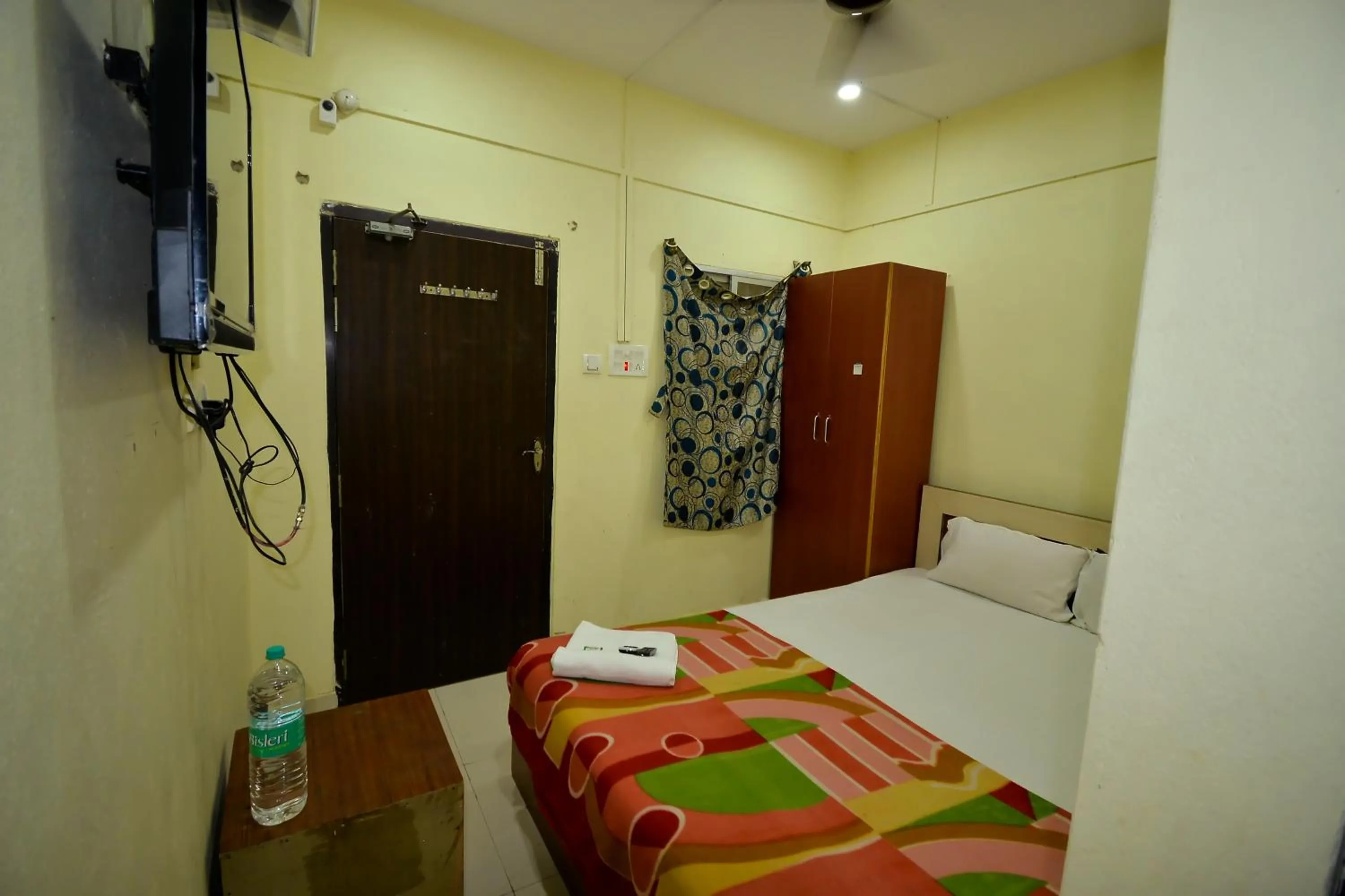 Shower, Bed in HOTEL CORAL INN -HCI