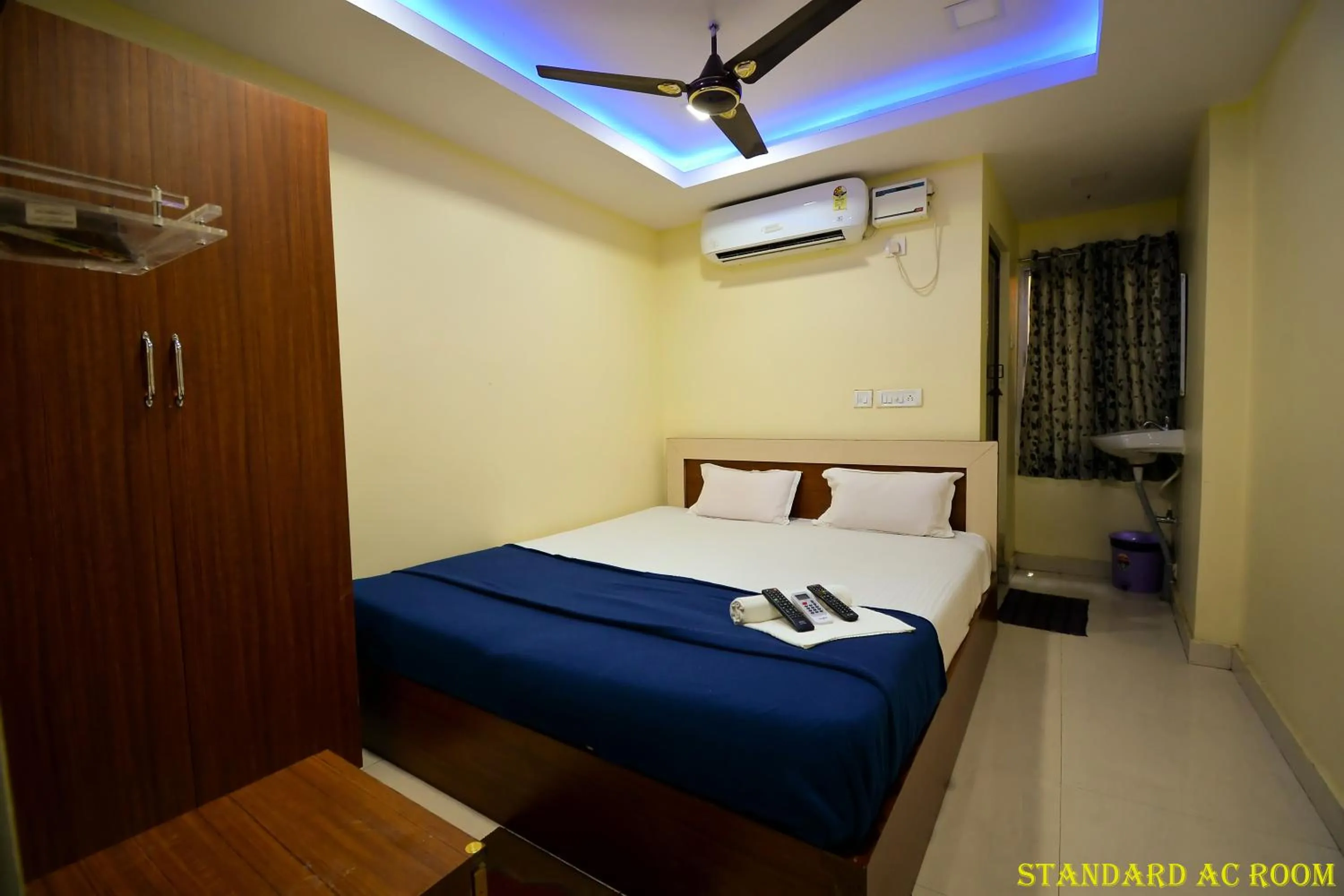 Bed in HOTEL CORAL INN -HCI