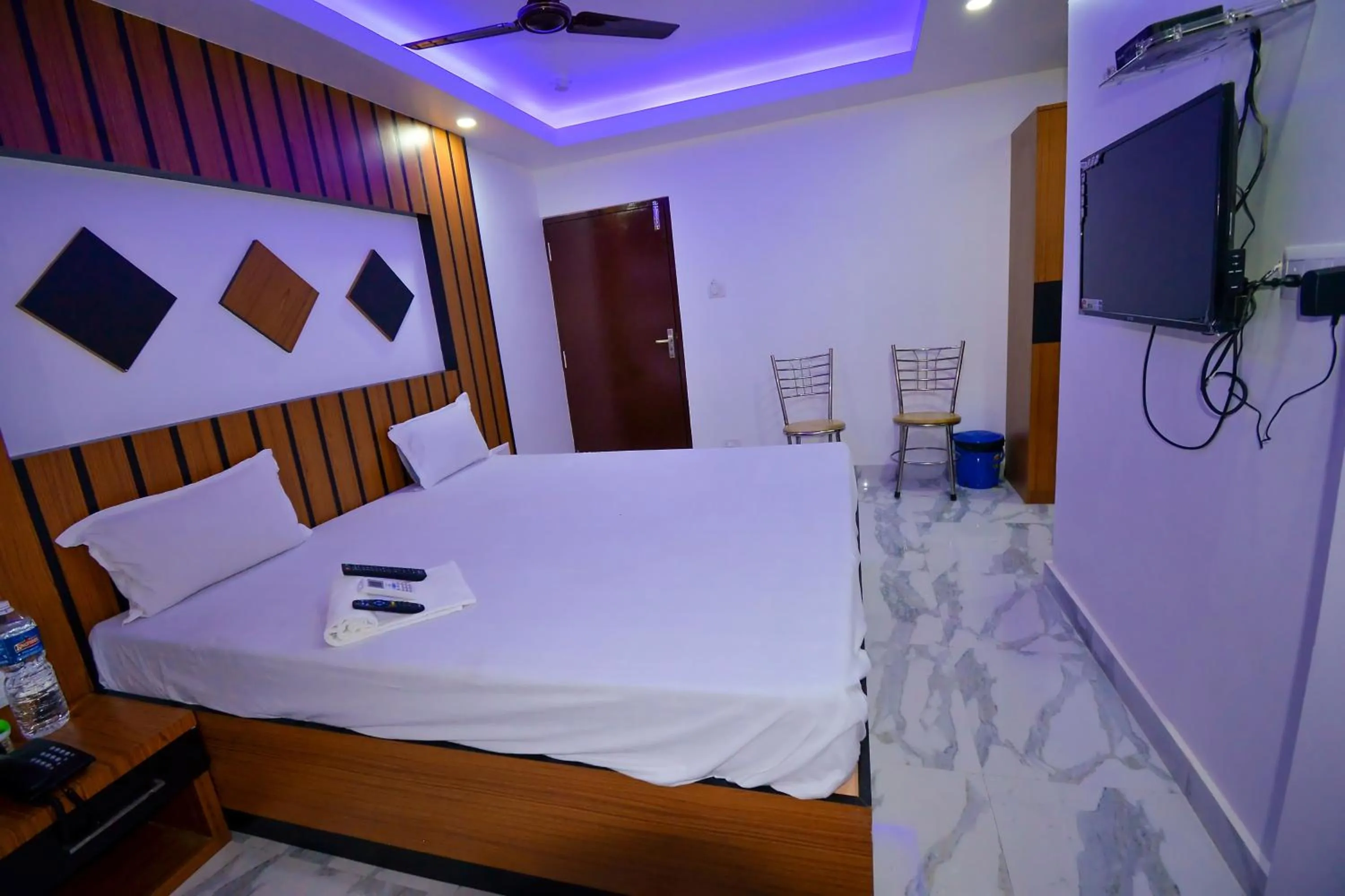 Bed in HOTEL CORAL INN -HCI