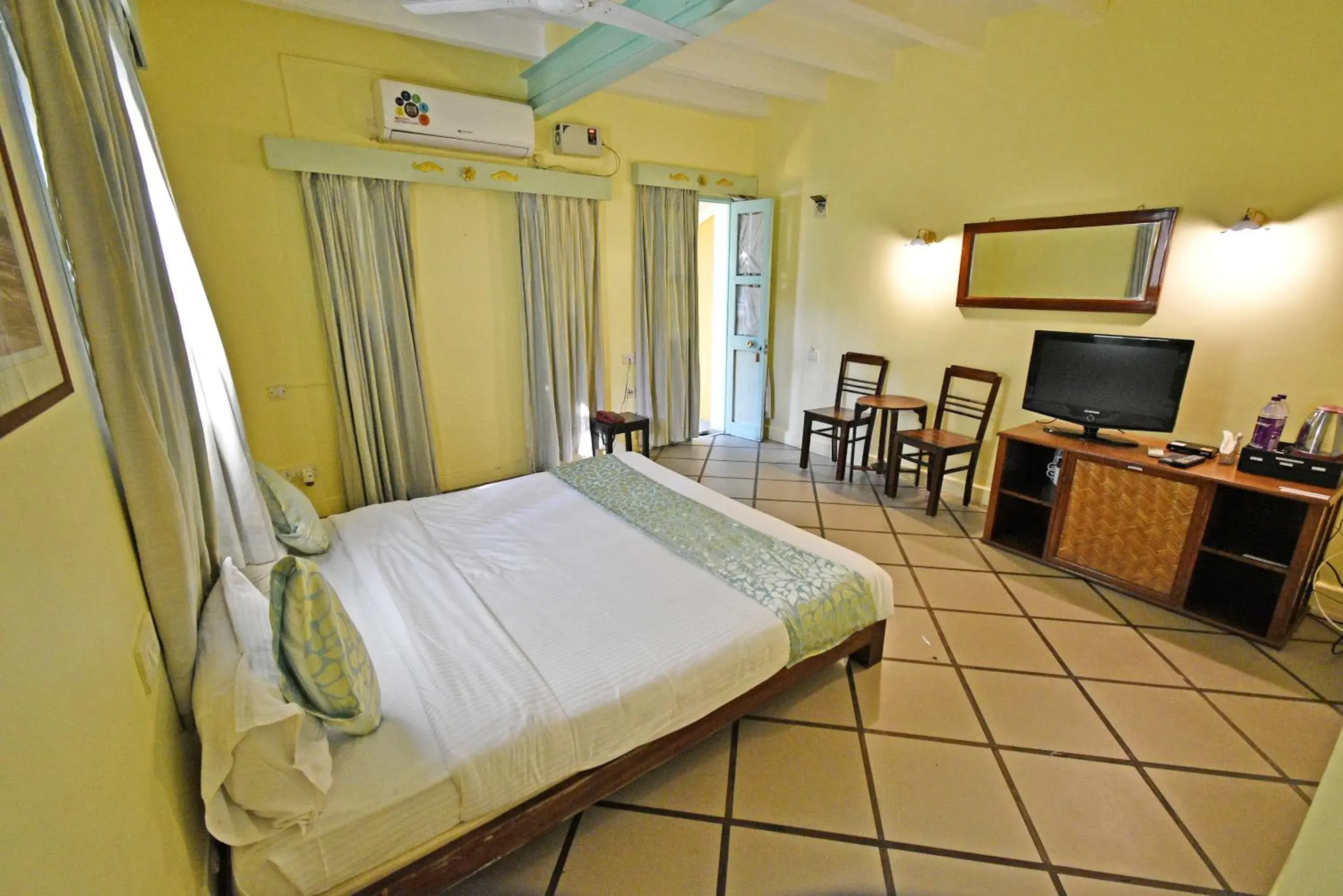 TV and multimedia, Bed in Hotel Villa Des Gouverneurs TV and multimedia, Bed in Hotel Villa Des Gouverneurs