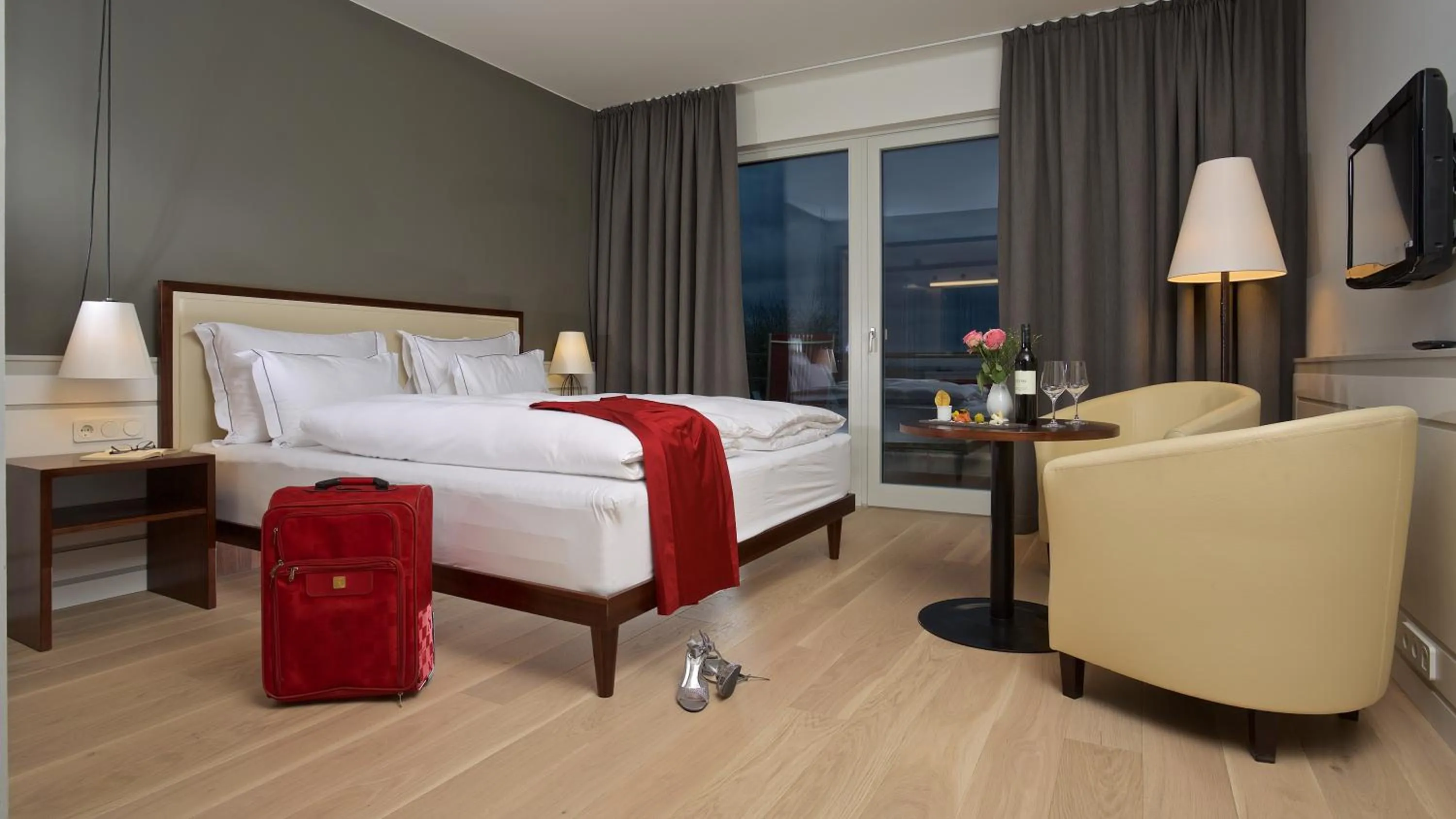 Photo of the whole room, Bed in Berghotel Tulbingerkogel