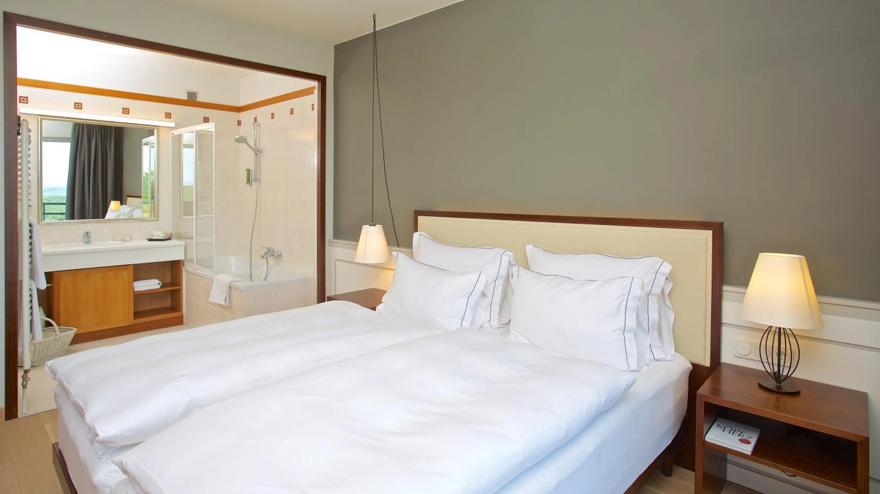 Bed in Berghotel Tulbingerkogel