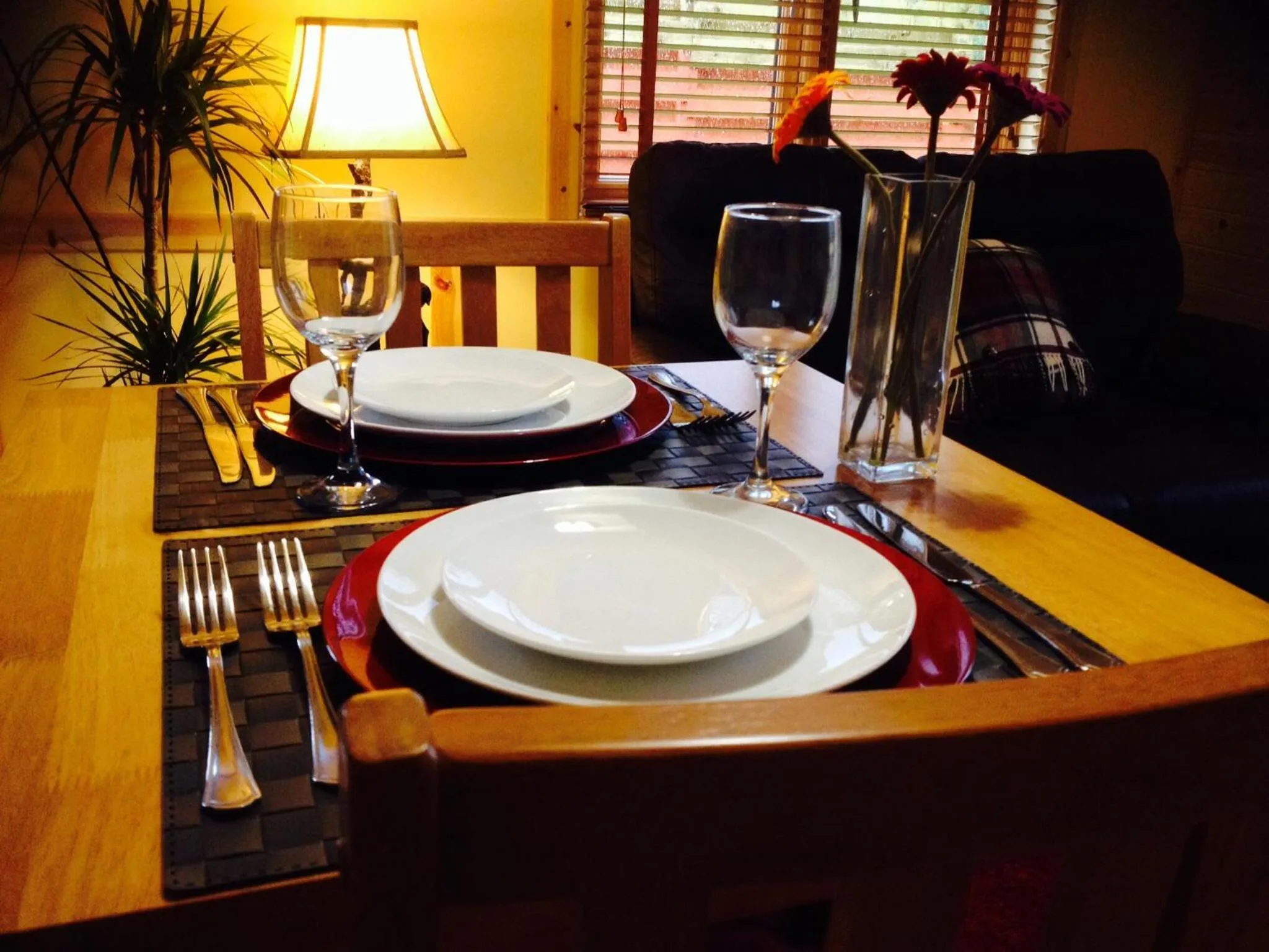 Dining area in Rashfield Sheilings - Riverside Lodges, by Pucks Glen, Dunoon