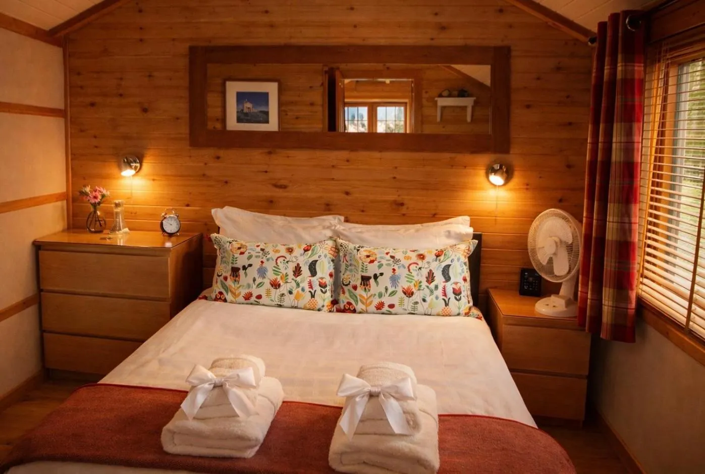 Bed in Rashfield Sheilings - Quiet Riverside Lodges for Couples near Pucks Glen