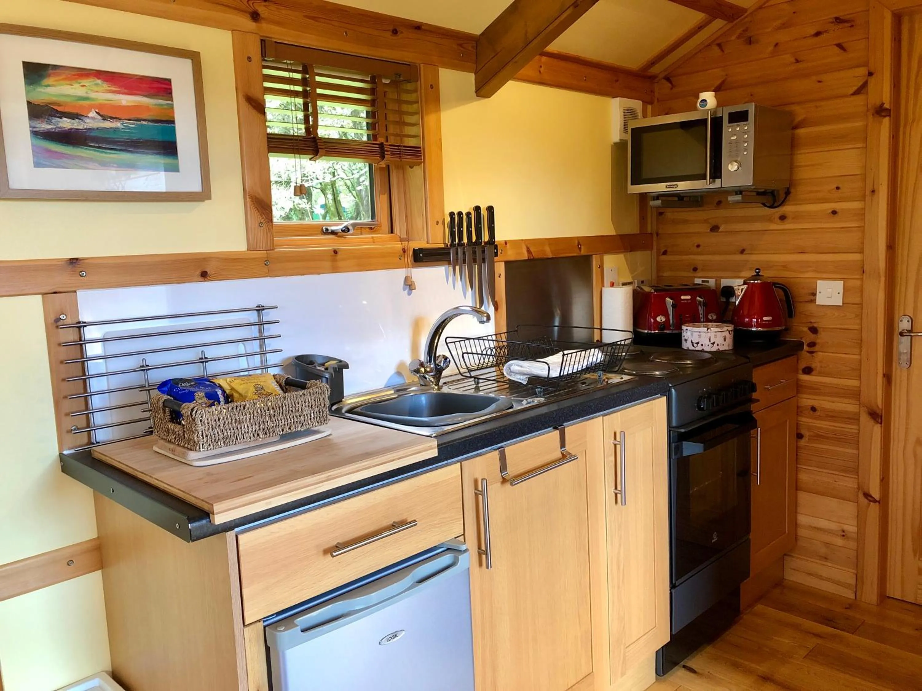 Kitchen or kitchenette in Rashfield Sheilings - Riverside Lodges, by Pucks Glen, Dunoon