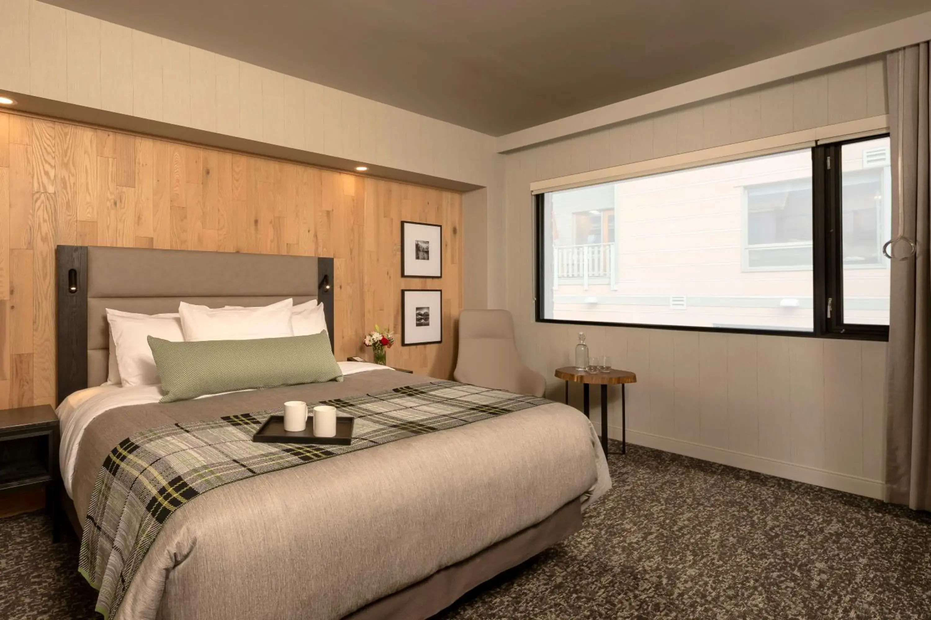 Seating area, Bed in Peaks Hotel and Suites Seating area, Bed in Peaks Hotel and Suites