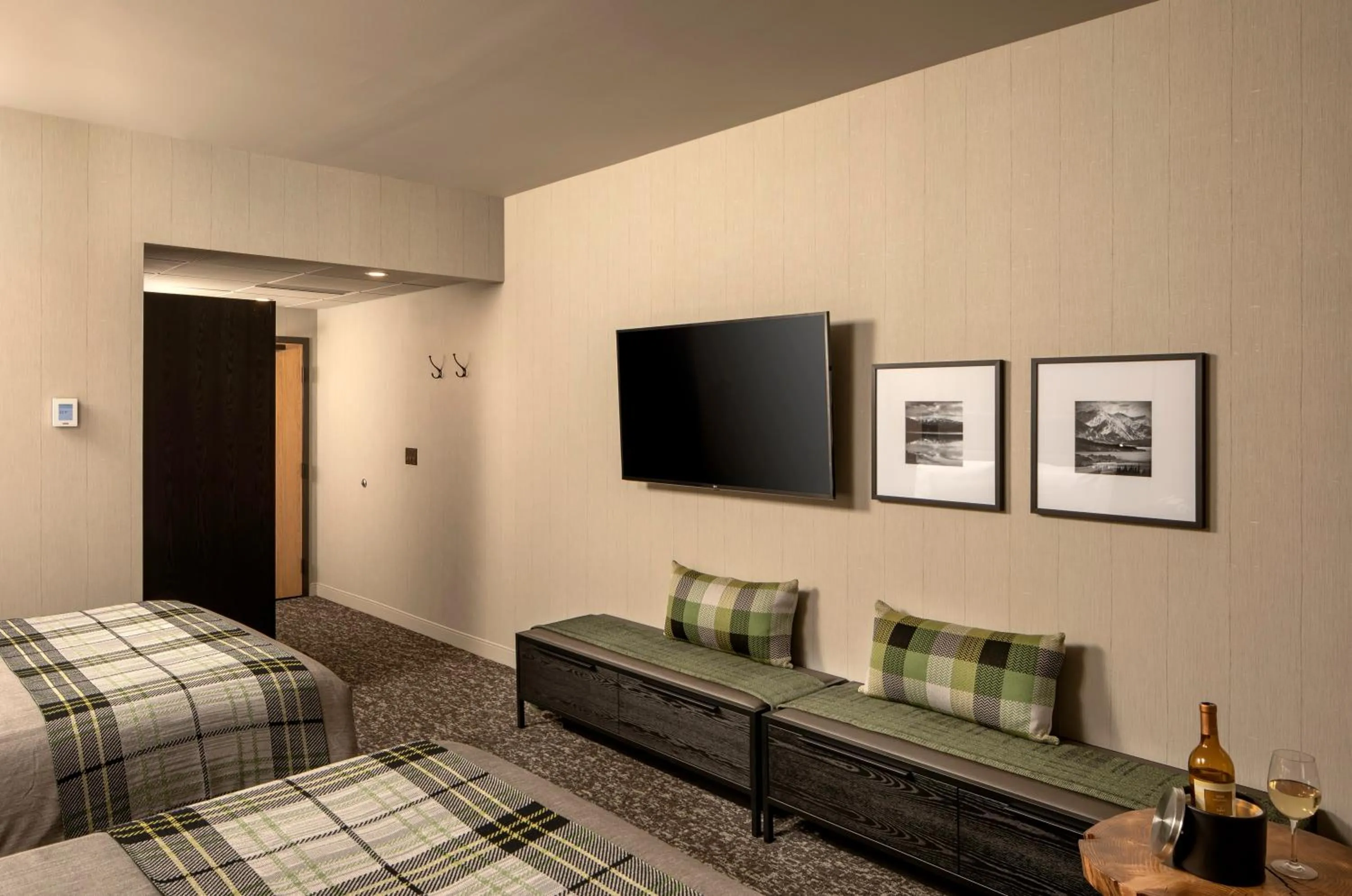 TV and multimedia, Bed in Peaks Hotel and Suites