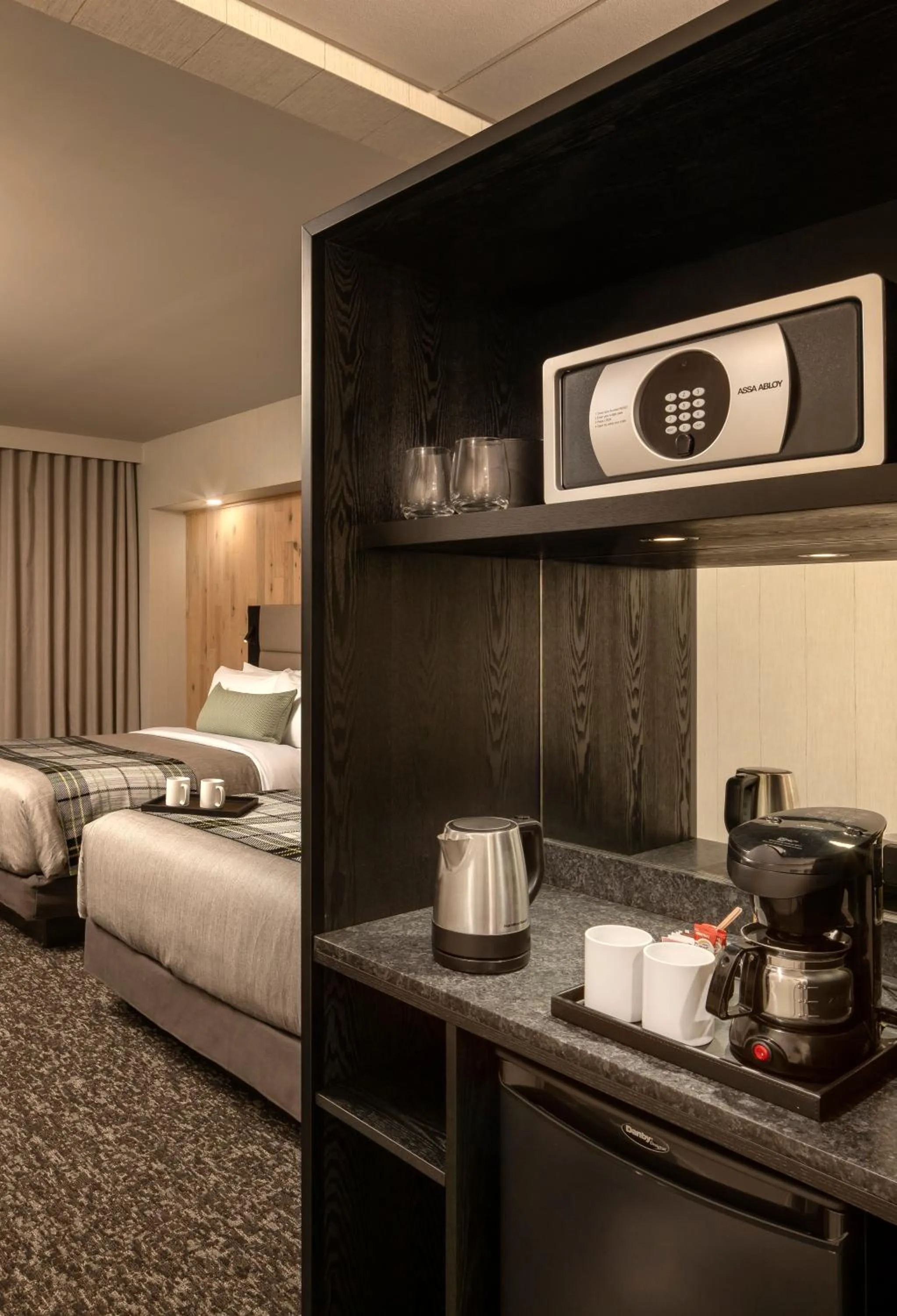 Coffee/tea facilities, Bed in Peaks Hotel and Suites