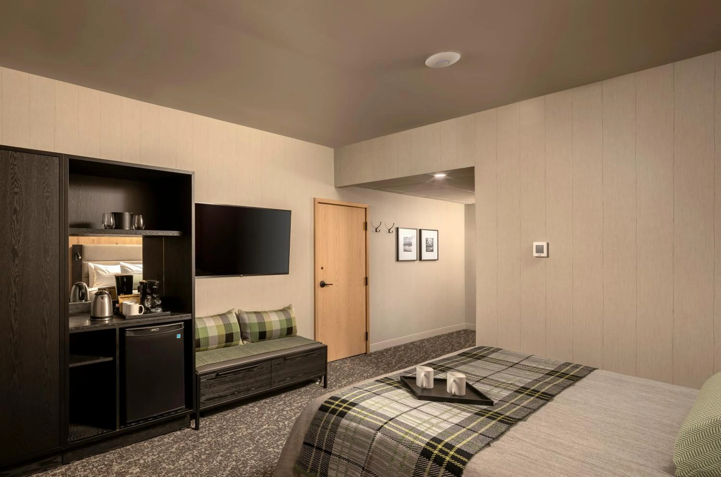 TV and multimedia, Bed in Peaks Hotel and Suites