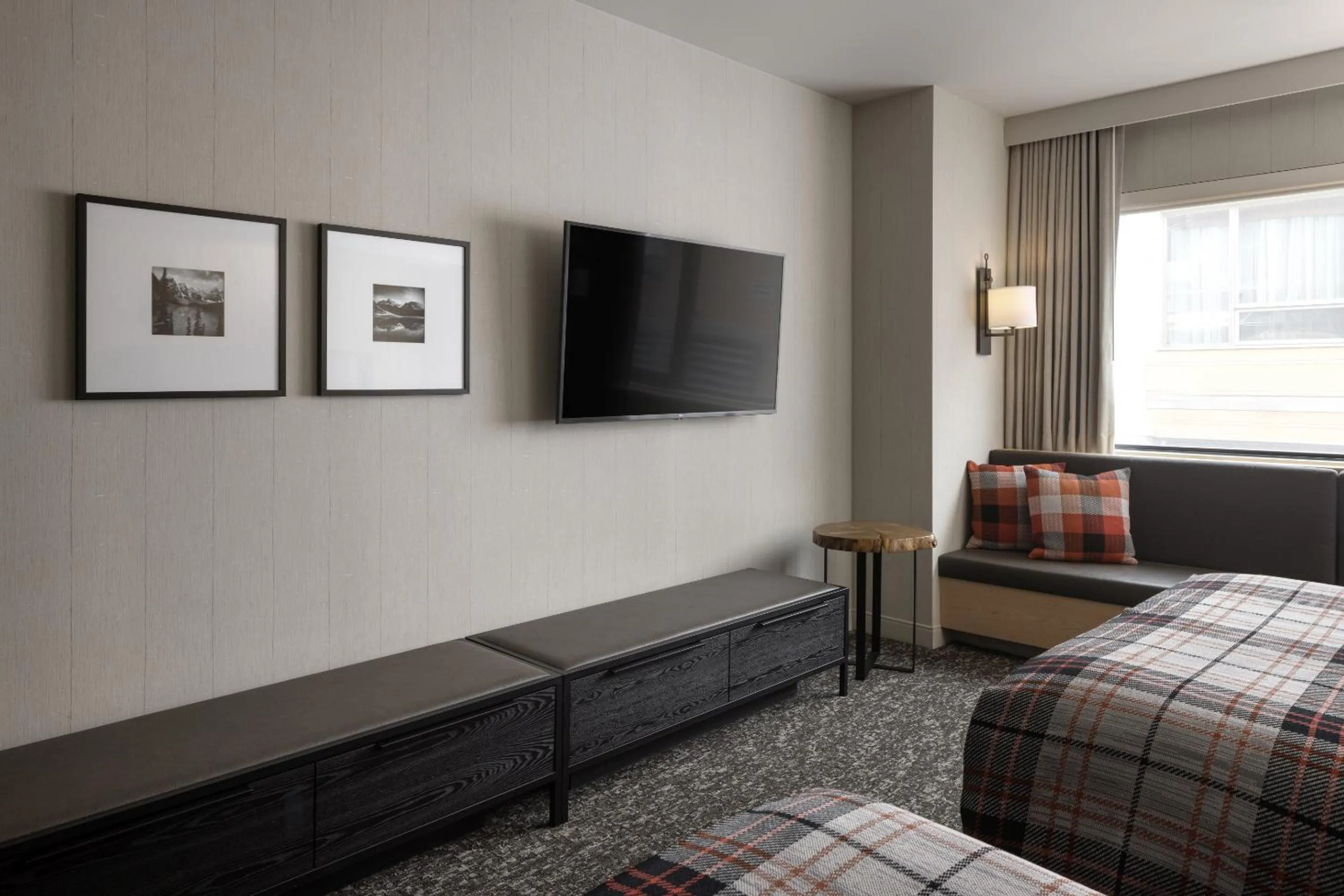 TV and multimedia, Bed in Peaks Hotel and Suites