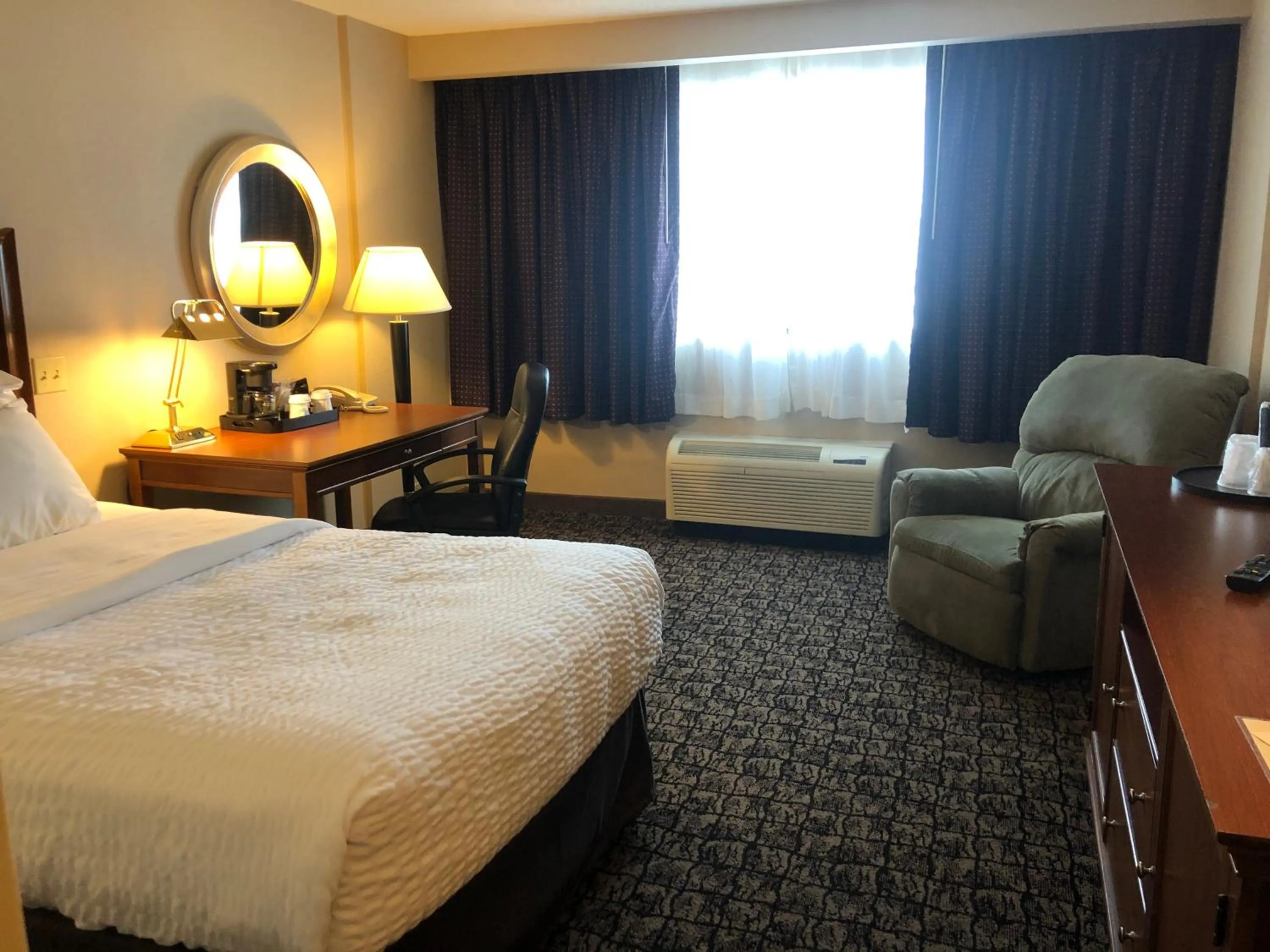 Photo of the whole room, Bed in Cayuga Blu