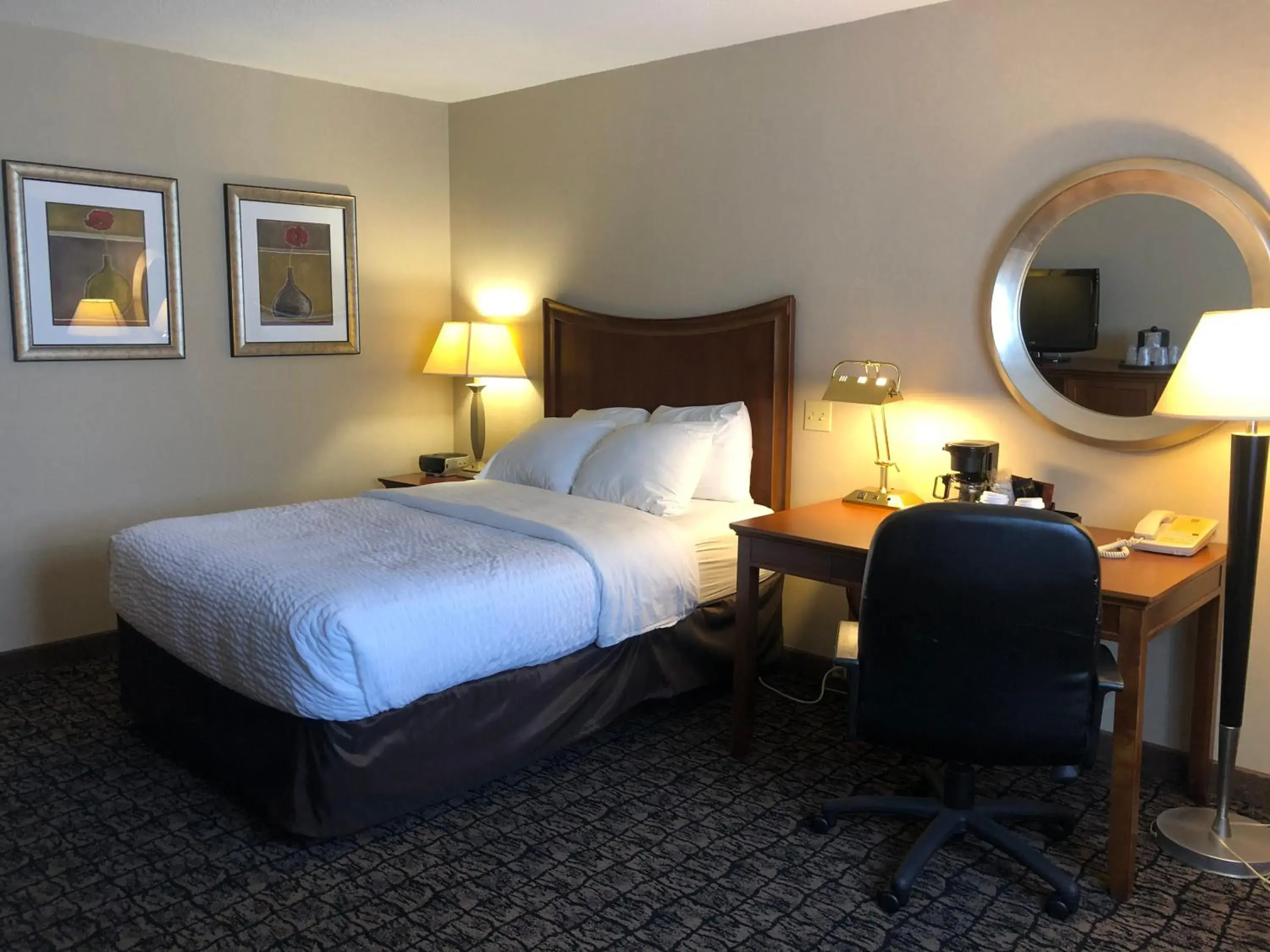 Photo of the whole room, Bed in Cayuga Blu Photo of the whole room, Bed in Cayuga Blu