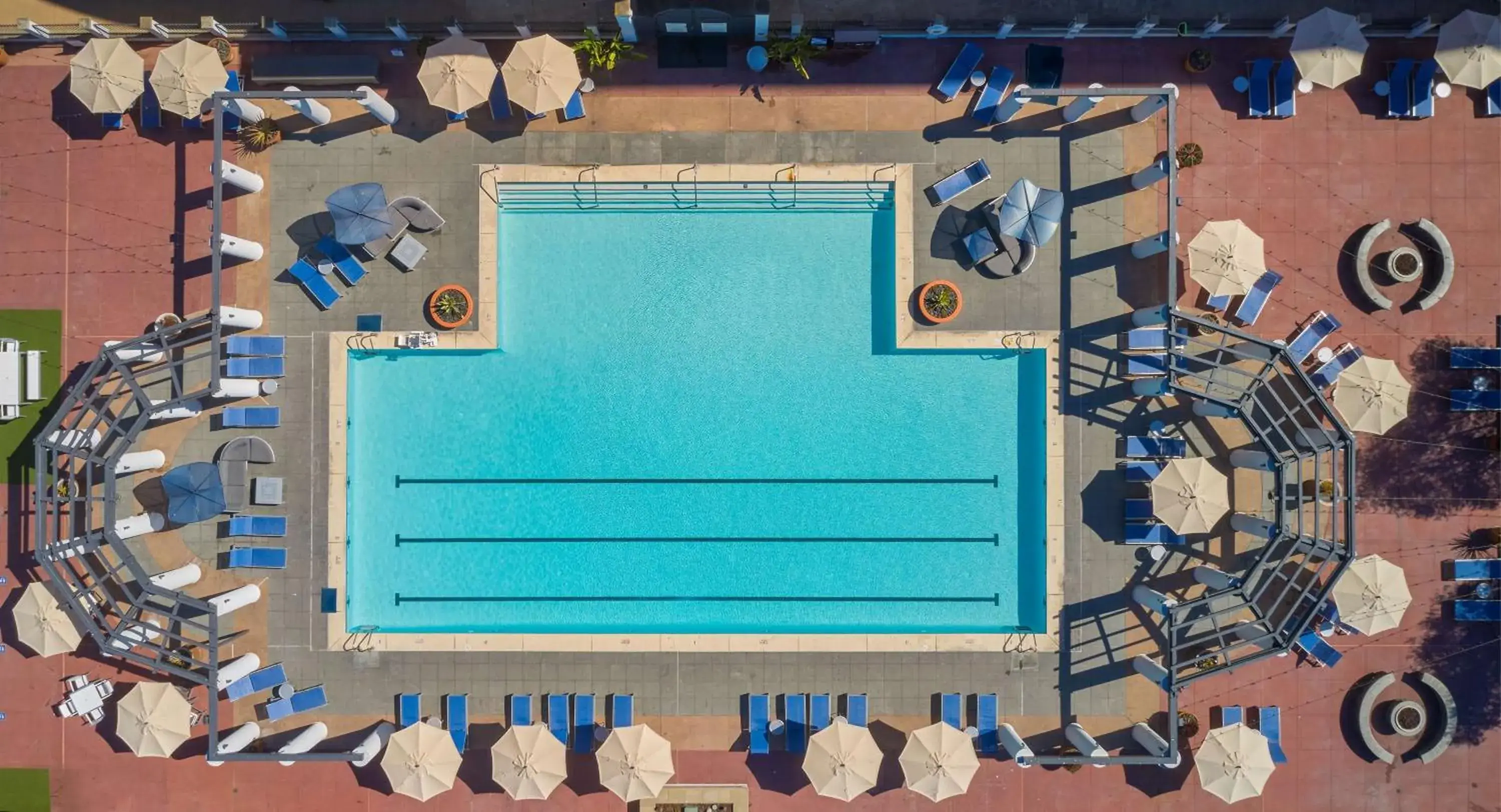 Swimming pool in Hyatt Regency La Jolla at Aventine Swimming pool in Hyatt Regency La Jolla at Aventine