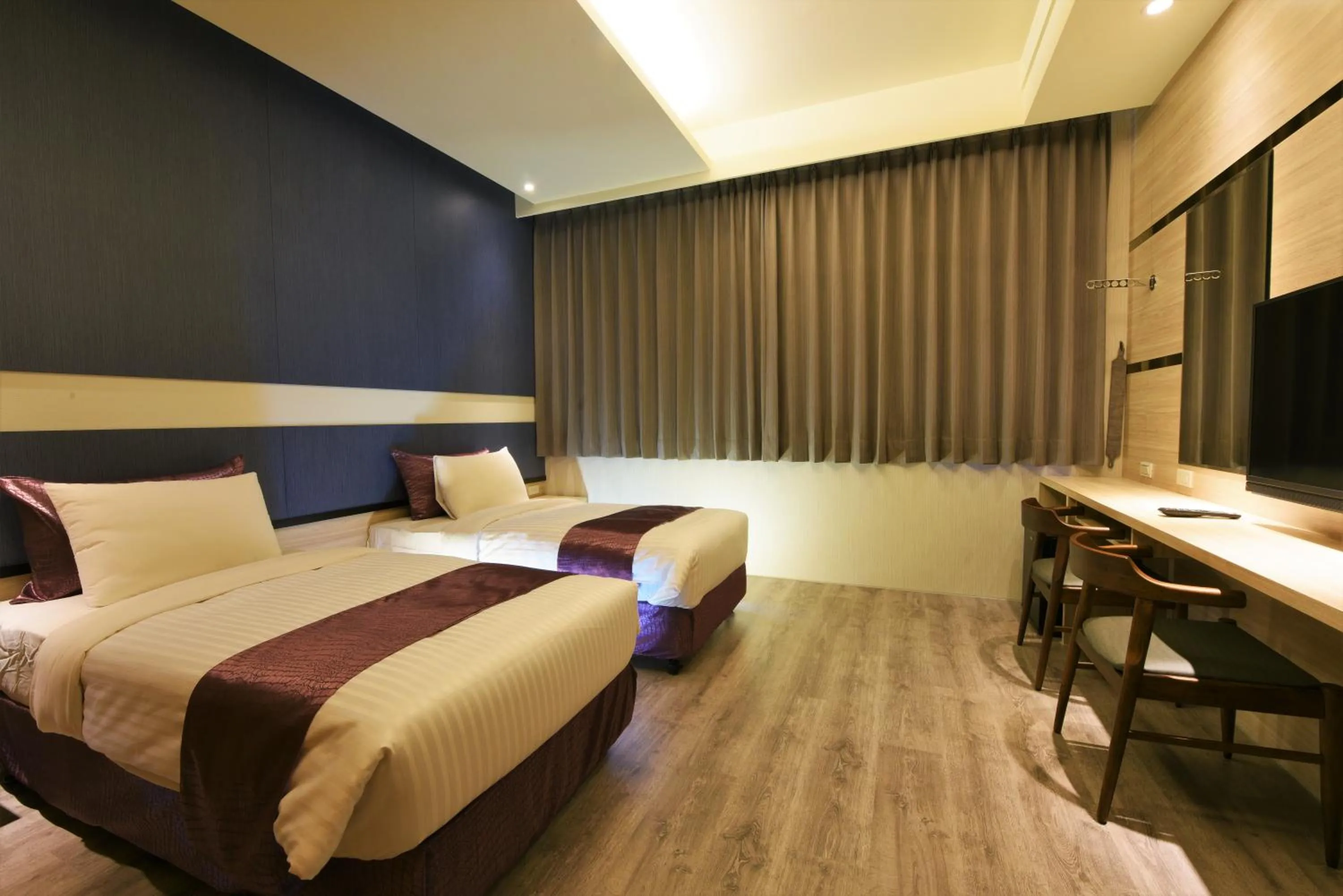 Photo of the whole room, Bed in Yu Kun Tien Hotel